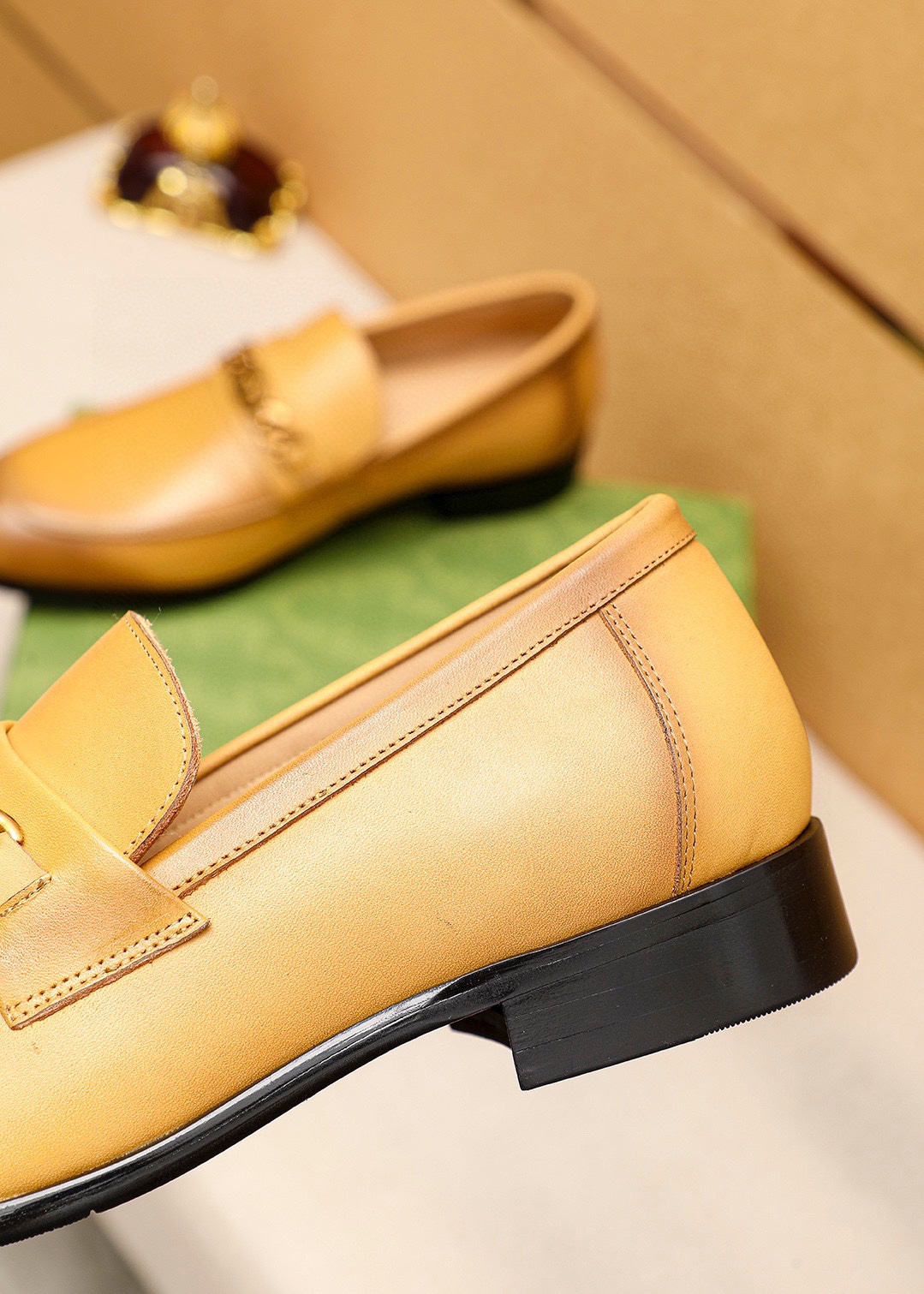 Gucci Leather Loafers with Gold-Tone Chain Detail - Luxurious & Stylish 8 i1742797009 9047 6