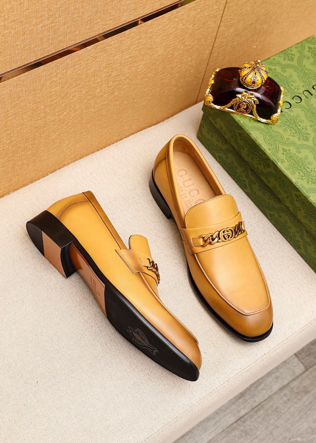 Gucci Leather Loafers with Gold-Tone Chain Detail - Luxurious & Stylish 4 i1742797009 9397 2