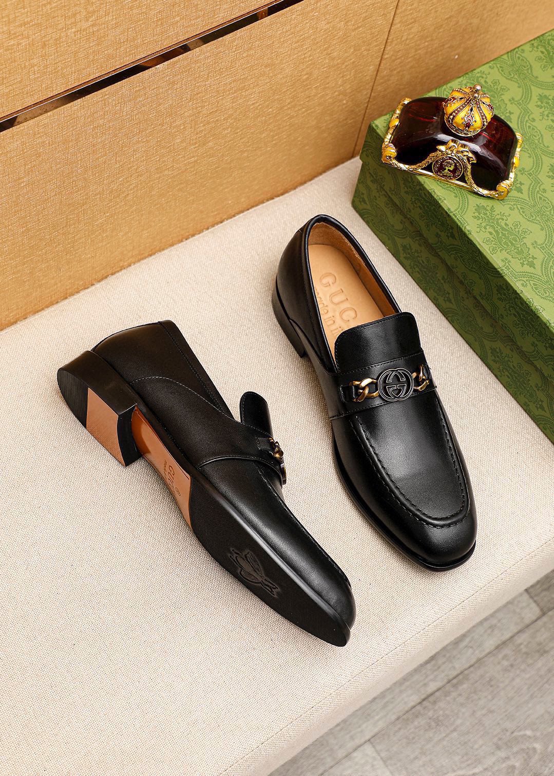 Gucci Leather Loafers with Interlocking G Hardware - Classic Style 4 i1742797146 108 2