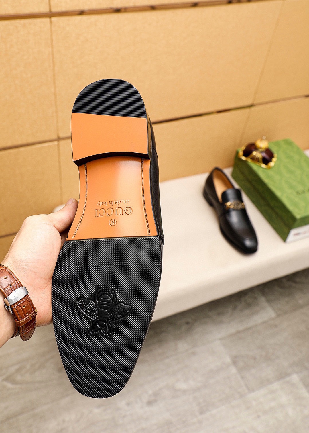 Gucci Leather Loafers with Interlocking G Hardware - Classic Style 10 i1742797146 1941 8