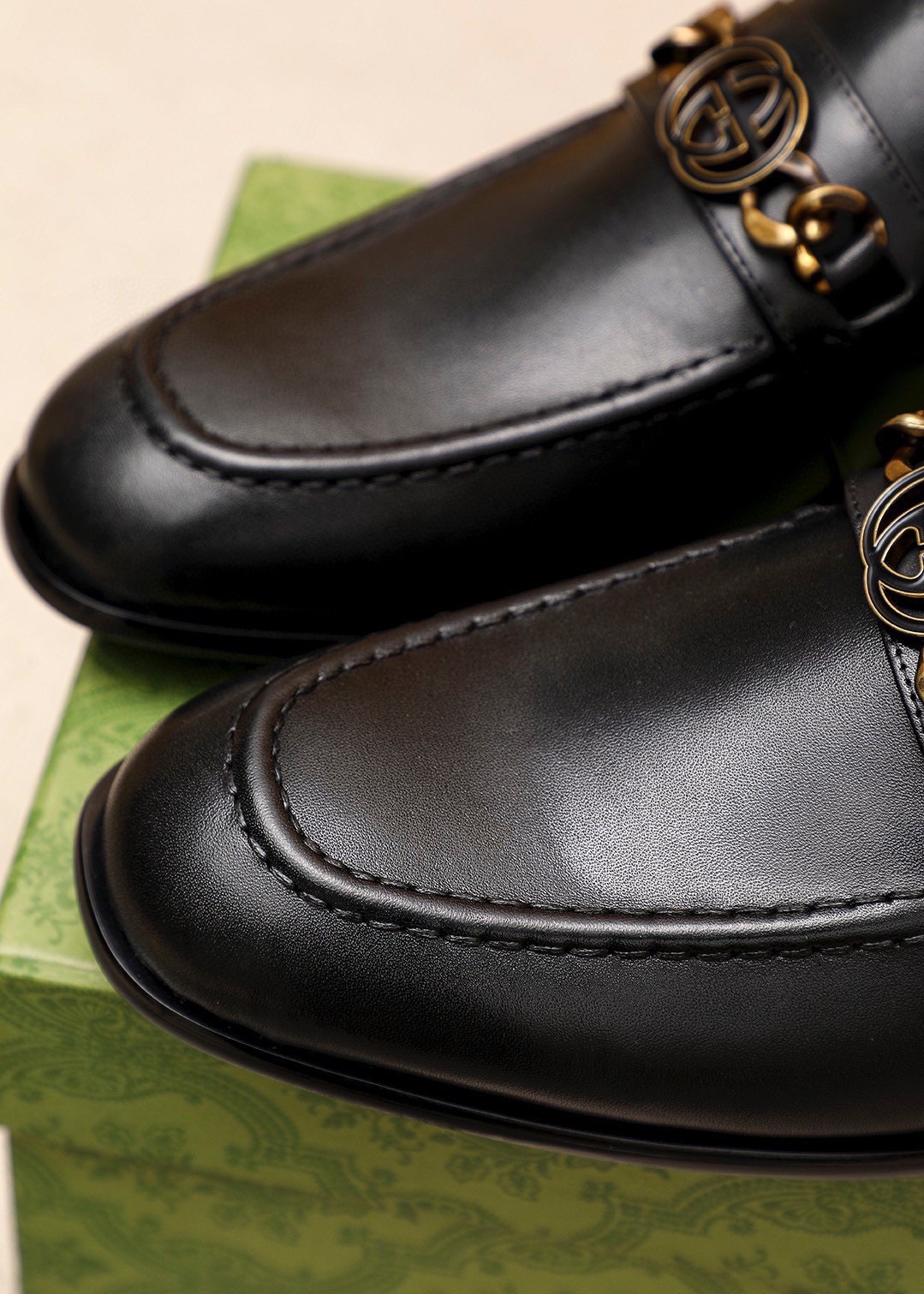 Gucci Leather Loafers with Interlocking G Hardware - Classic Style 7 i1742797146 2920 5