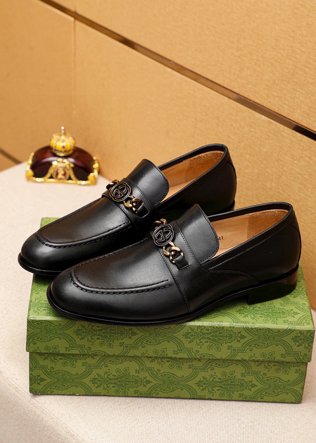Gucci Leather Loafers with Interlocking G Hardware - Classic Style 3 i1742797146 3206 1