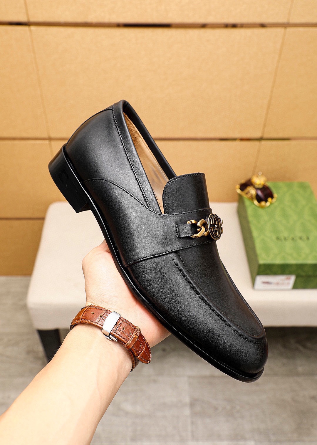 Gucci Leather Loafers with Interlocking G Hardware - Classic Style 6 i1742797146 7876 4
