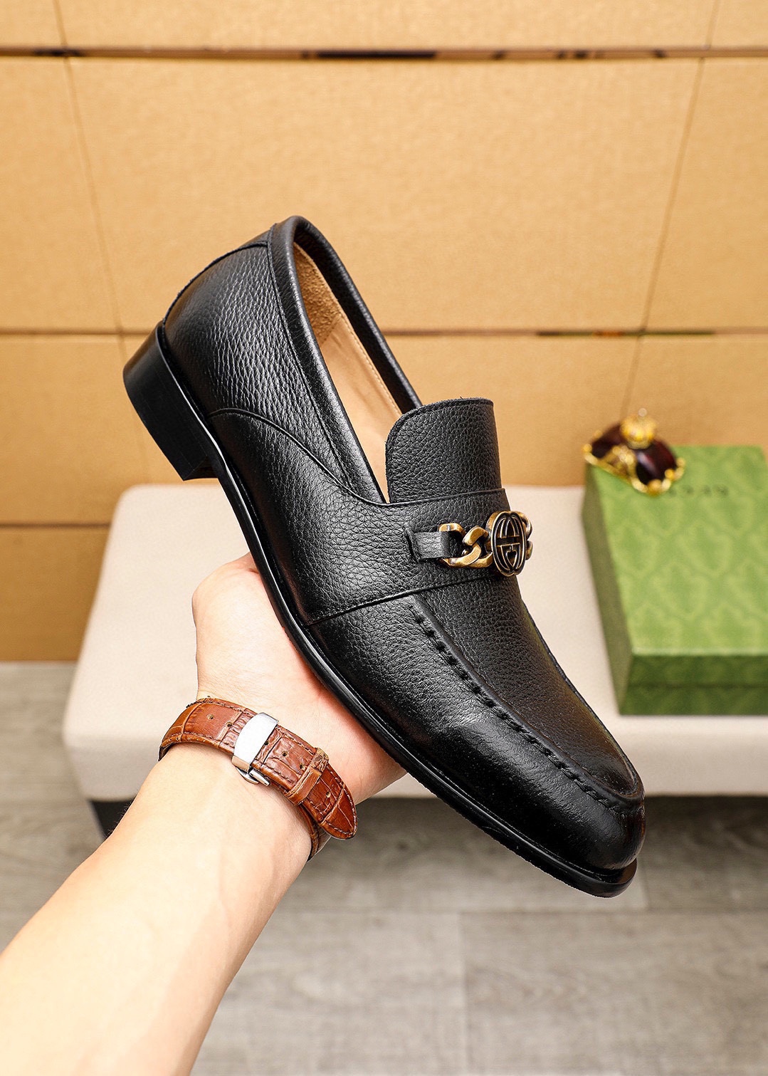 Gucci Leather Loafers with Gold-Tone Hardware - Stylish and Comfortable 6 i1742797183 4123 4