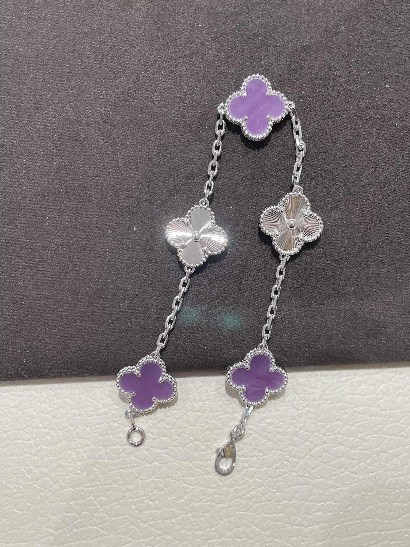 NO:669472,New arrival VCA four-leaf clover violet laser five-flower bracelet. Buy all and develop by z. Any comparison. Thick gold plating. Steel stamping. In stock. In stock. Bracelet. Cartier high-end jewelry.19860909新款到货 VCA四叶草紫罗兰镭射五花手链 全都购z开发 任意对比 电镀厚金 钢印字印齐 现货现货现货,,bracelet,卡迪亚高端饰品,Jewelry