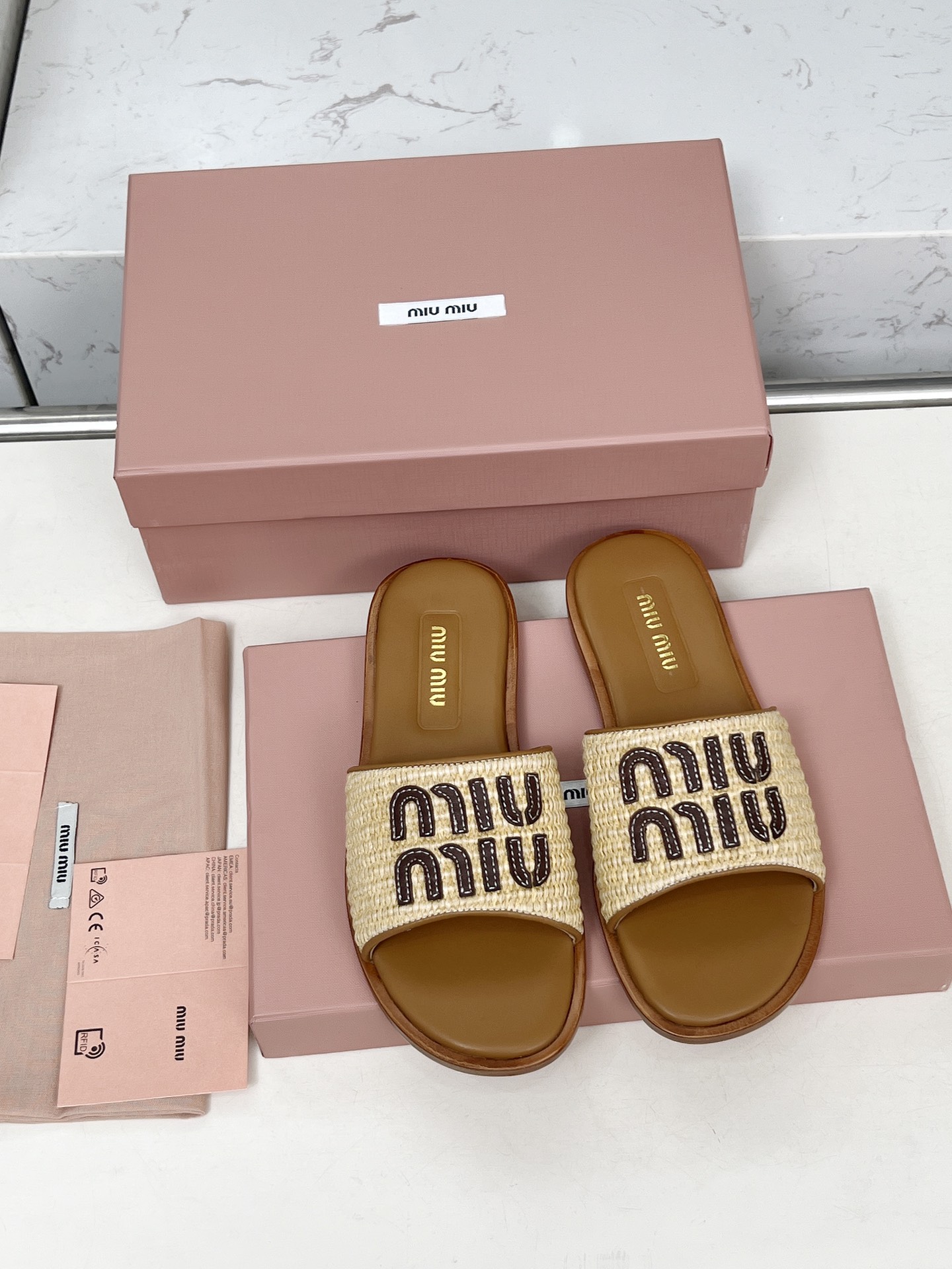 NO:227316,Miu Miu 2025 upgrade technology to create fine products, classic fashion model 1:1 open model and flash sale of all versions of European and American celebrities and celebrities, big love fashion versatile trendy slippers ♀ ♀ Imported upper Italian leather fur, Neli goatskin, outsole, Italian imported leather soles, size 35-40 (41 size customization, no return or exchange) Original full set of packaging, slippers, miumiu, slippers, sheepskin, Leather soles19860909Miu缪缪2025升级工艺打造精品,经典时尚款1:1开模秒杀市场一切版本欧美名媛明星网红的大爱款时尚百搭潮流拖鞋♀ 鞋面进口意大利皮皮草 内里山羊皮 大底意大利进口真皮大底 码数35一40（41码定做不退不换）  原版全套包装,拖鞋,miumiu,slippers,sheepskin,Leather soles,Women's Shoes