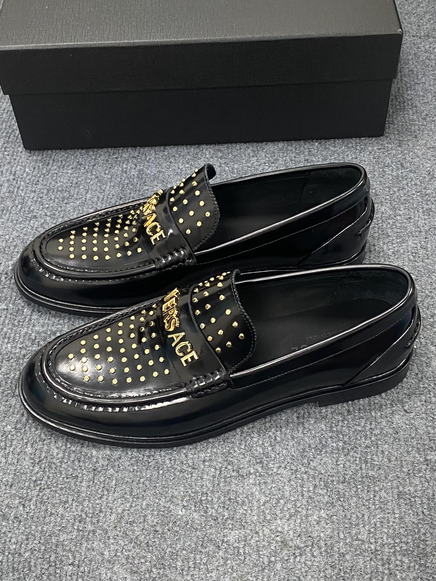 NO:275360,(The official website of Versace's latest leather business suit shoes is launched simultaneously, imported from Italy, first layer cowhide leather is made of one-to-one, 1:1 (general leather sole). It is versatile, high-end and classy, ​​and the color combination is extraordinary. This four-season model is charming when worn on the feet. Standard code 39-44 (can be ordered 38.45.46.47.48), versace, business suit, cowhide, Leather soles19860909（全高端精品牛皮内里2025范思哲最新真皮商务西装鞋官网同步上市,意大利进口 头层牛皮一比一重金打造,官网1:1 (真皮大底) .穿着百搭,高档不失档次,彩色搭配气度不凡.此款四季款,穿在脚上魅力四射尽显大牌气质.标准码39一44(可订38.45.46.47.48),,versace,business suit,cowhide,Leather soles,Men's shoes