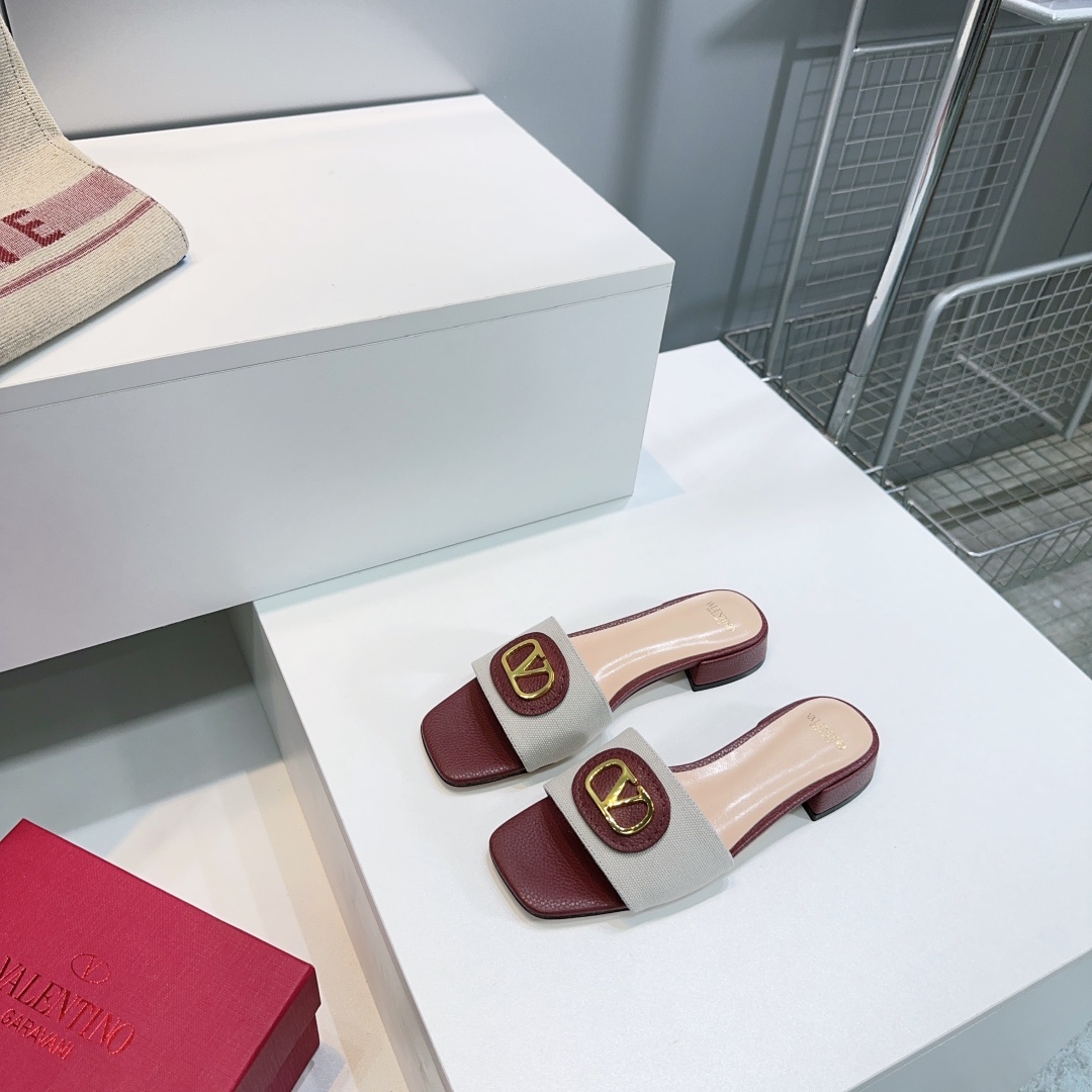 NO:750088,High quality!  Top quality VALENTINO 26 spring and summer new v-buckle flat slippers!  New limited edition, official website synchronization, exclusive new fashion week new style, Xiaohongshu recommended grass planting, unique style!  Simple and beautiful, generous and elegant!  A slipper worth buying this summer!  The upper is made of imported mixed cowhide, the lining is sheepskin, and the thickened genuine leather midsole imported from Italy is available. Size: 35-43 (40.41 42 43 customized, non-returnable). Comes with original packaging, slippers, valentino, valentino, slippers, cowhide, sheepskin.19860909高品质！顶级品质VALENTINO华伦天奴26春夏新品v扣平底拖鞋！新款限定 官网同步 独家上新 时装周新款 小红书推荐种草 独特风格！简约精美,大方优雅！这季夏天值得入手的一款拖鞋！ 鞋面采用进口混种牛皮 内里垫脚羊皮 意大利进口加厚真皮中大底 码数:35-43（40.41 42 43定制不退换） 配原版包装,拖鞋,valentino,valentino,slippers,cowhide,sheepskin,Women's Shoes