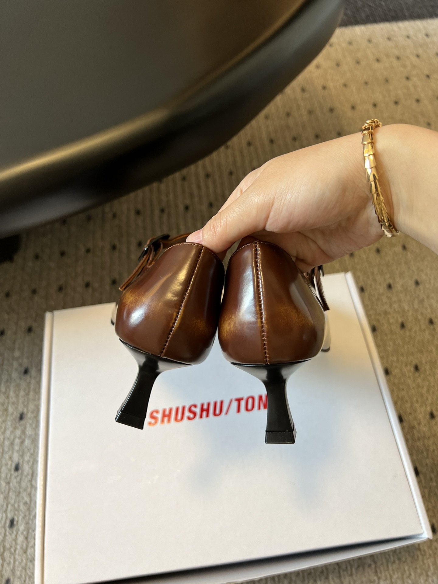
SHUSHUTONG 25ss方头小跟玛丽珍单鞋

被问N次的仙女战靴 非它莫属 方头设计复古又摩登 