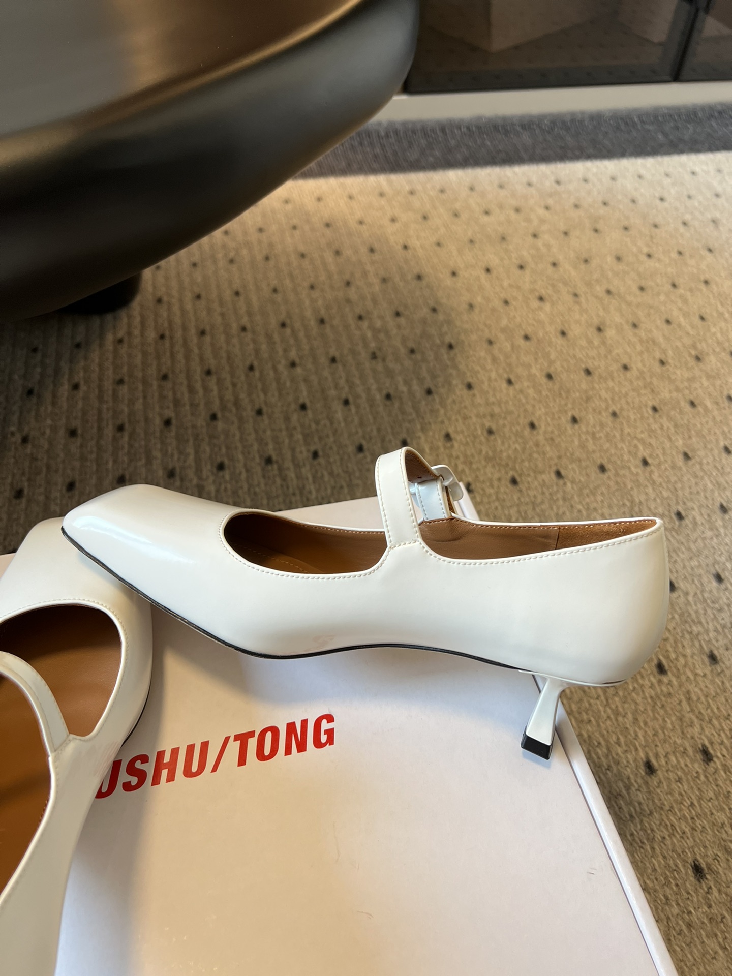 
SHUSHUTONG 25ss方头小跟玛丽珍单鞋

被问N次的仙女战靴 非它莫属 方头设计复古又摩登 