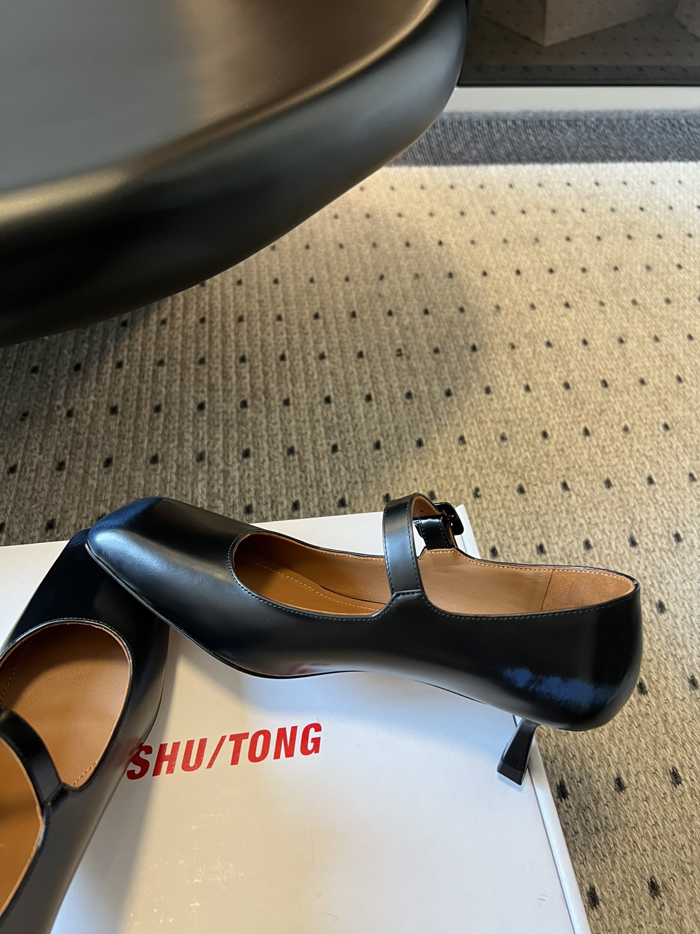
SHUSHUTONG 25ss方头小跟玛丽珍单鞋

被问N次的仙女战靴 非它莫属 方头设计复古又摩登 