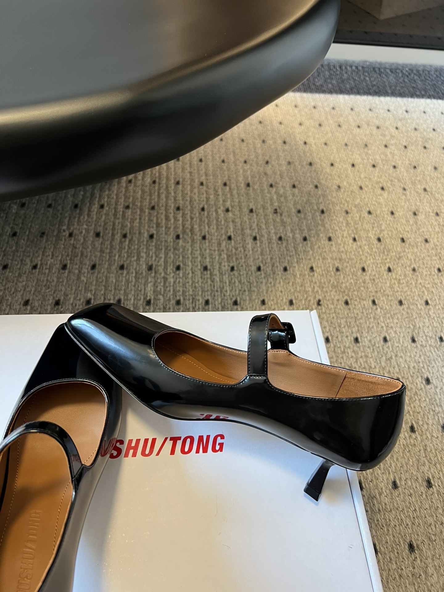 
SHUSHUTONG 25ss方头小跟玛丽珍单鞋

被问N次的仙女战靴 非它莫属 方头设计复古又摩登 
