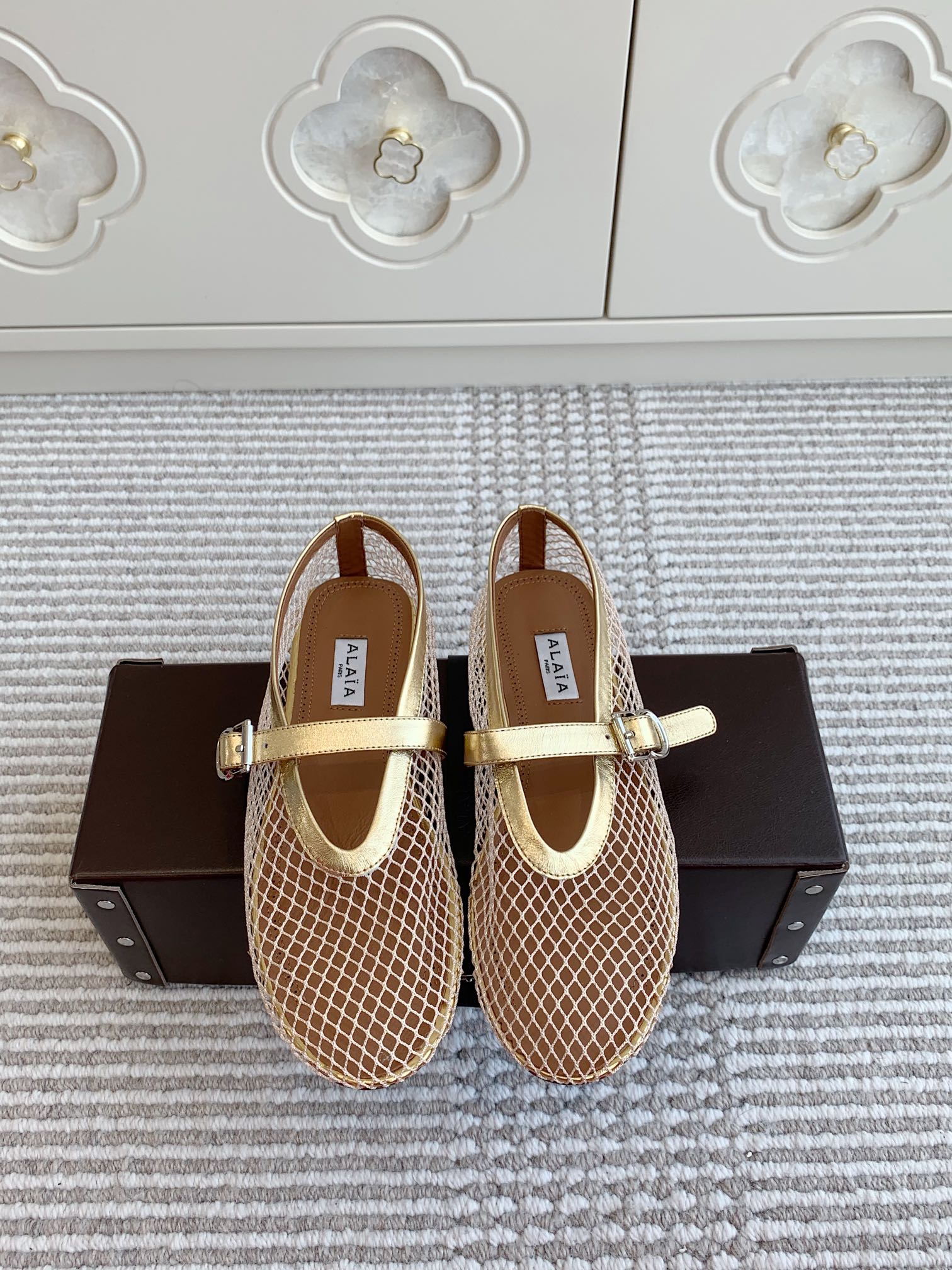 NO:222588,Purchase grade Alaiains hot and fashionable essential fishing net hollow ballet flat shoes A popular ballet shoes made by Zhang Xiaohui is romantic, charming, comfortable and versatile. Original custom-made mesh sheepskin mixed-bred sheepskin inner original mold open sole size 35-39 (40/41/42 custom made without return) Full set of packaging, ballet shoes, alaia, sheepskin19860909代购级 Alaiains爆款时髦精必备渔网镂空芭蕾舞平底单鞋 被章小蕙带火的人气超高的一款芭蕾舞鞋,浪漫又迷人舒适百搭 原版订制网面拼羊皮 混种羊皮内里 原版开模大底 码数35-39（40/41/42订做不退换） 全套包装,芭蕾舞鞋,alaia,sheepskin,Women's Shoes