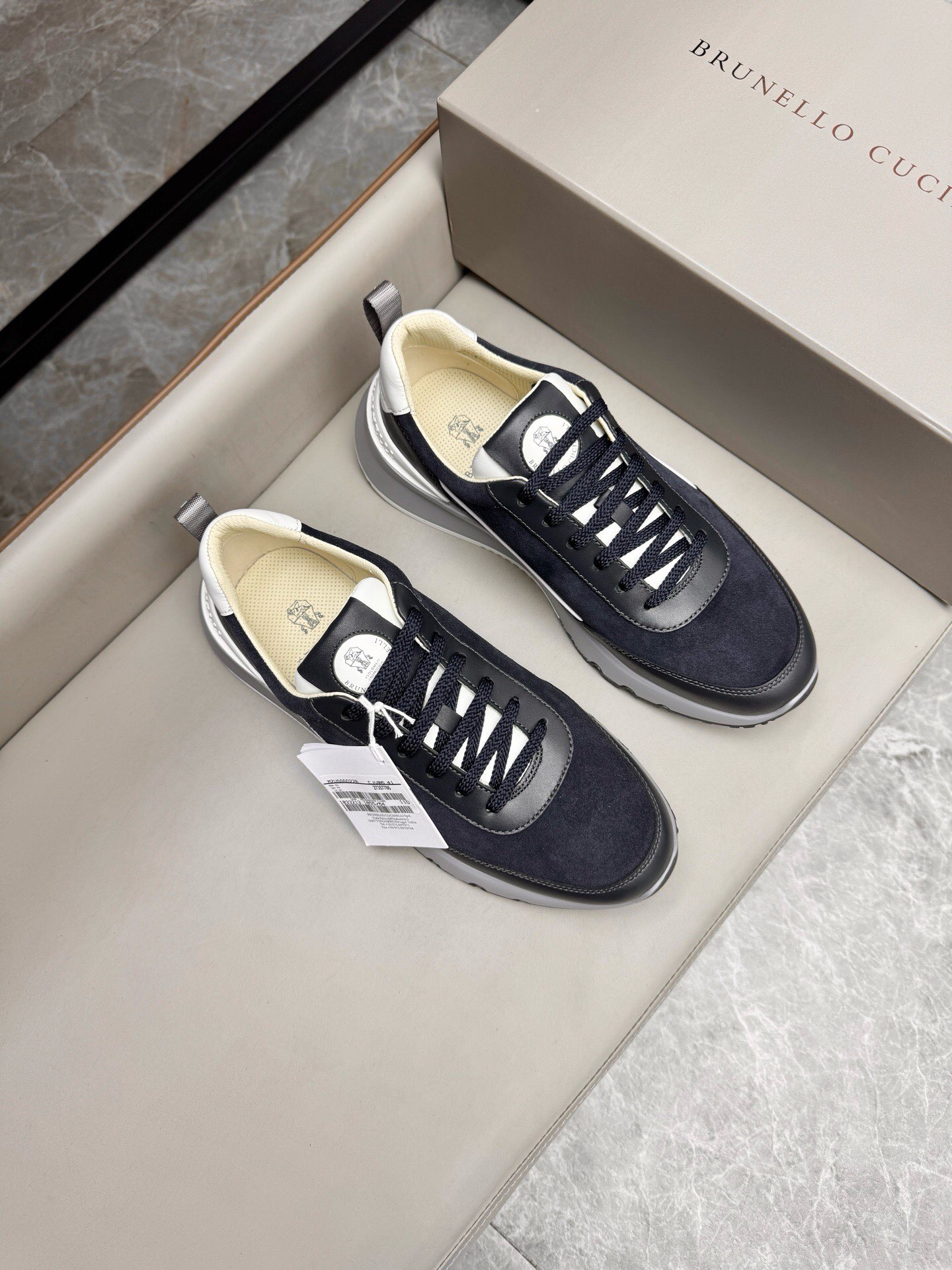 NO:222497,Brand Brunello Cucinelli Color Original Color Code Number 39-44 Standard Code Price Material BC New Style Casual Shoes!  Original single quality This brand is the world's top luxury brand from Italy. The fabric is made of semi-polished full-grain calfskin   suede imported from Italy. The inner layer is a white benzene dyed calfskin inner lining. The brand's special logo movable foot pad is matched with an ultra-light, high elastic and environmentally friendly white IP sole. The personalized logo on the outsole and the unique fine-line groove design, which instantly bursts in luxury!  ,BC casual shoes, brunello cucinelli,cowhide,chamois leather19860909品牌Brunello Cucinelli 颜色原版配色 码数39-44标准码 价格 材质BC新款 休闲鞋！原单品质此品牌是来自意大利的世界顶级奢侈品牌 面料采用意大利进口半抛光全粒面小牛皮 麂皮,内里是本白色苯染专用小牛皮内里,品牌专用logo活动脚垫,搭配超轻、高弹、环保的本白色IP鞋底,外底上的个性logo和独特的细纹凹槽设计,奢华度瞬间爆棚！,BC休闲鞋,brunello cucinelli,cowhide,chamois leather,Men's shoes