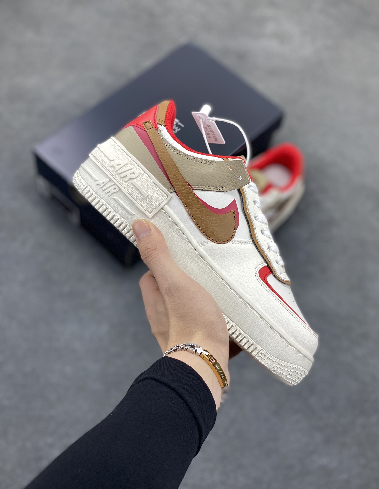 NK Air Force 1 Shadow 轻量增高低帮百搭板鞋\”拼接马卡龙\” 全新少女系解构主义设计双层轻量EVA发泡中底+防滑RB橡胶外圈底鞋底 原楦头原纸板 打造纯正空军版型 专注外贸渠道 全掌内置蜂窝气垫 原盒配件 原厂中底钢印、拉帮完美 货号:HQ3400-030 尺码:35.5 36 36.5 37.5 38 38.5 39 40 40.5 41 42-选品中心