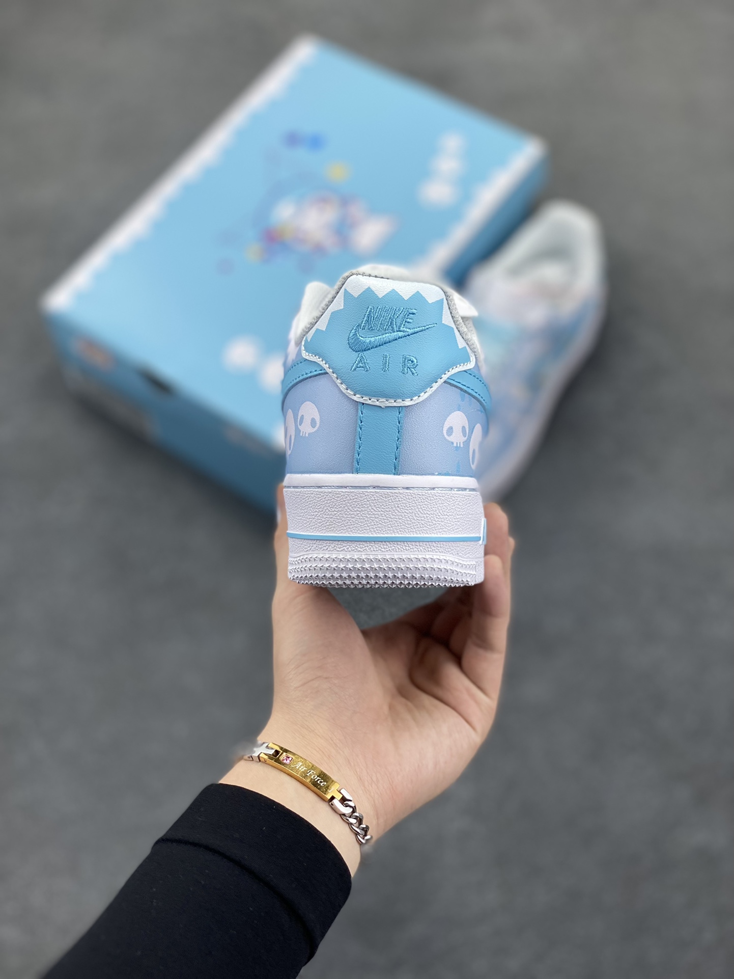 图片[4]-超限量联名  Doraemon×Nike Air Force 1 Low小巫女联名款 骷髅头空军一号 渐变白天蓝 低帮休闲板鞋 定制皮料 纯正空军板型 原装定制鞋盒 原楦头原纸板 内置全掌气垫 货号：CW2288-111 尺码：36 36.5 37.5 38 38.5 39 40 40.5 41 42 42.5 43 44 44.5 45-选品中心