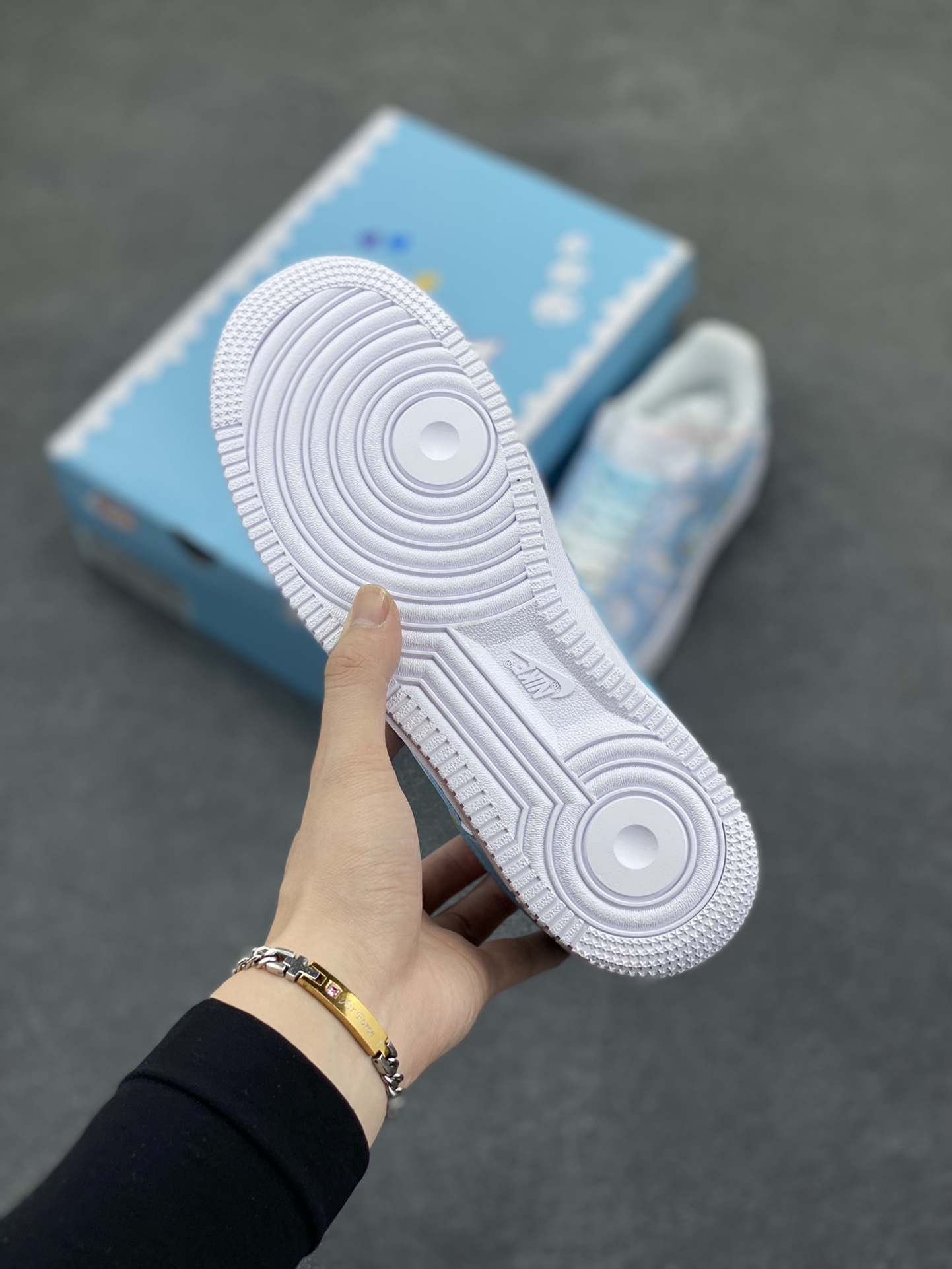 图片[5]-超限量联名  Doraemon×Nike Air Force 1 Low小巫女联名款 骷髅头空军一号 渐变白天蓝 低帮休闲板鞋 定制皮料 纯正空军板型 原装定制鞋盒 原楦头原纸板 内置全掌气垫 货号：CW2288-111 尺码：36 36.5 37.5 38 38.5 39 40 40.5 41 42 42.5 43 44 44.5 45-选品中心