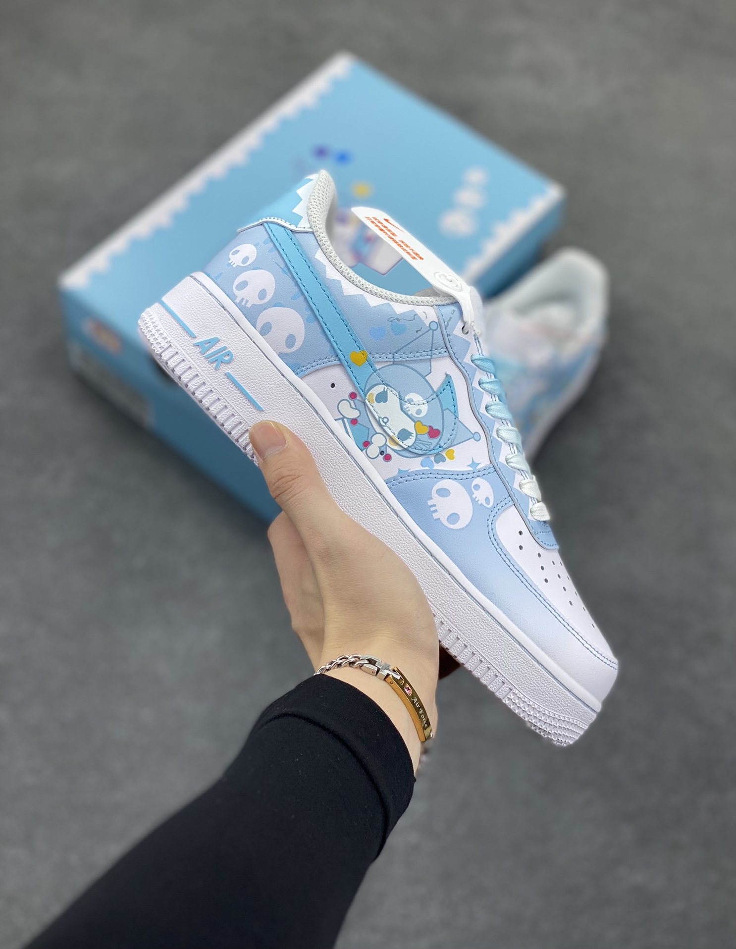 超限量联名  Doraemon×Nike Air Force 1 Low小巫女联名款 骷髅头空军一号 渐变白天蓝 低帮休闲板鞋 定制皮料 纯正空军板型 原装定制鞋盒 原楦头原纸板 内置全掌气垫 货号：CW2288-111 尺码：36 36.5 37.5 38 38.5 39 40 40.5 41 42 42.5 43 44 44.5 45-选品中心