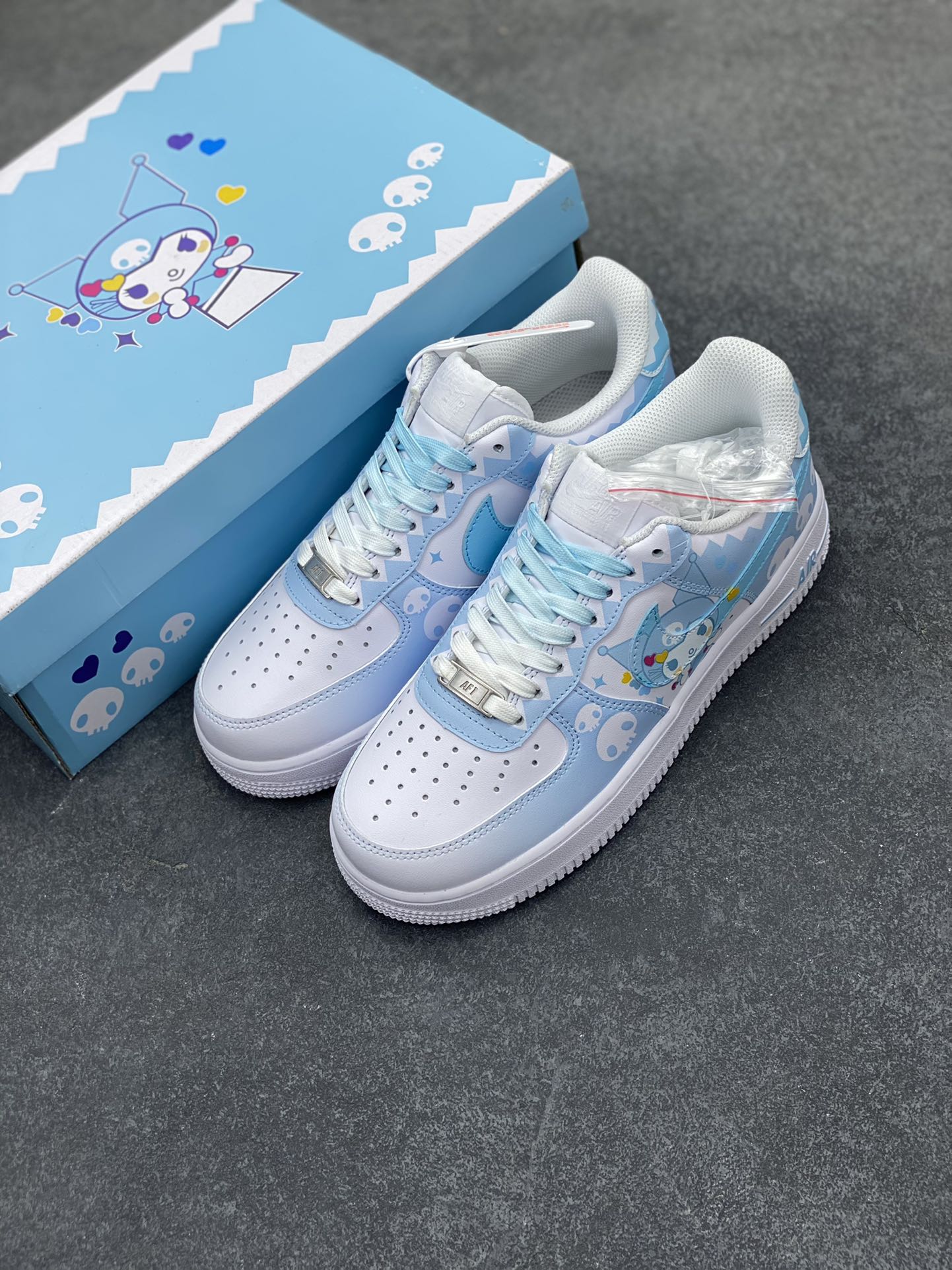 图片[8]-超限量联名  Doraemon×Nike Air Force 1 Low小巫女联名款 骷髅头空军一号 渐变白天蓝 低帮休闲板鞋 定制皮料 纯正空军板型 原装定制鞋盒 原楦头原纸板 内置全掌气垫 货号：CW2288-111 尺码：36 36.5 37.5 38 38.5 39 40 40.5 41 42 42.5 43 44 44.5 45-选品中心
