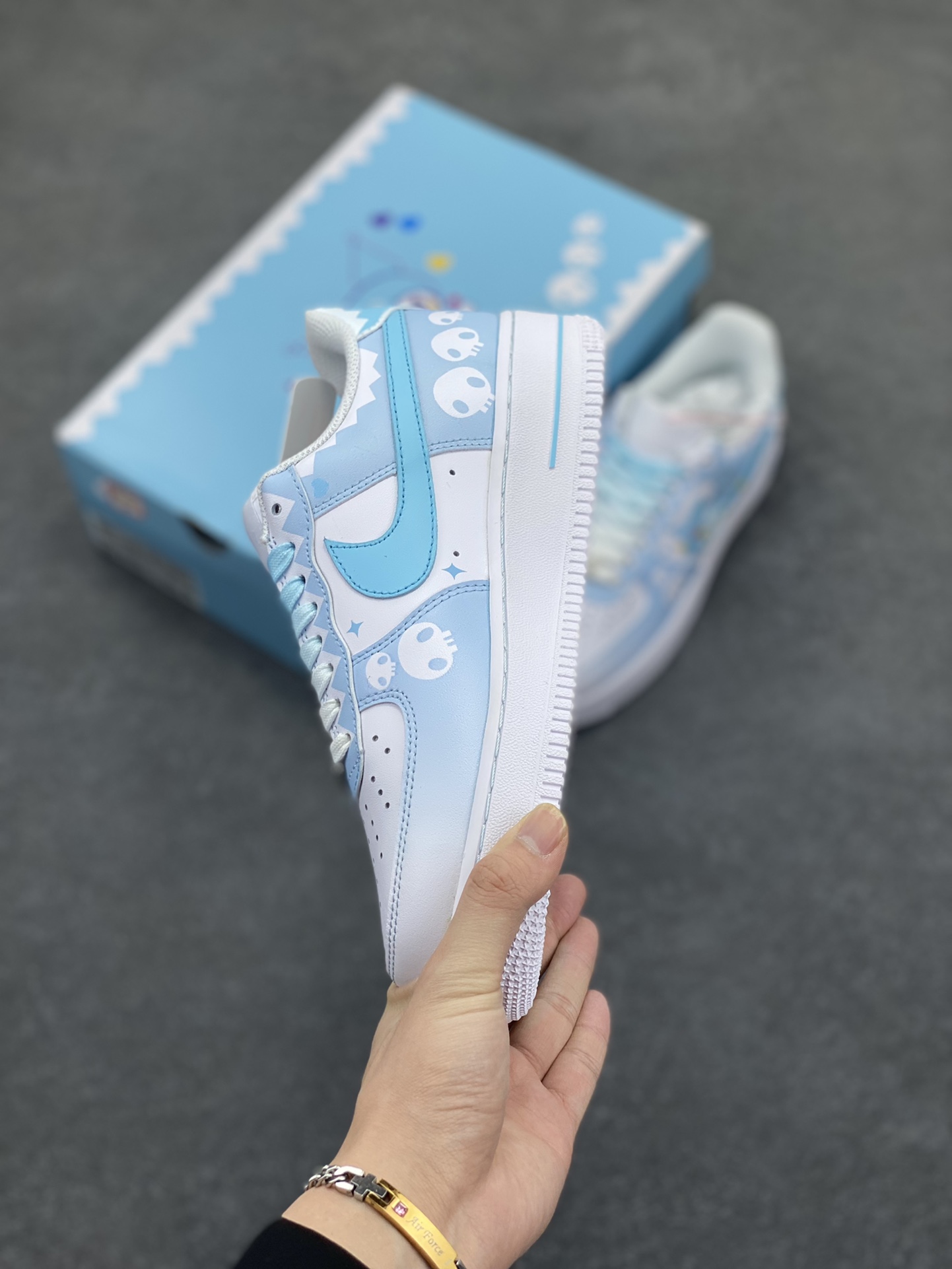 图片[3]-超限量联名  Doraemon×Nike Air Force 1 Low小巫女联名款 骷髅头空军一号 渐变白天蓝 低帮休闲板鞋 定制皮料 纯正空军板型 原装定制鞋盒 原楦头原纸板 内置全掌气垫 货号：CW2288-111 尺码：36 36.5 37.5 38 38.5 39 40 40.5 41 42 42.5 43 44 44.5 45-选品中心