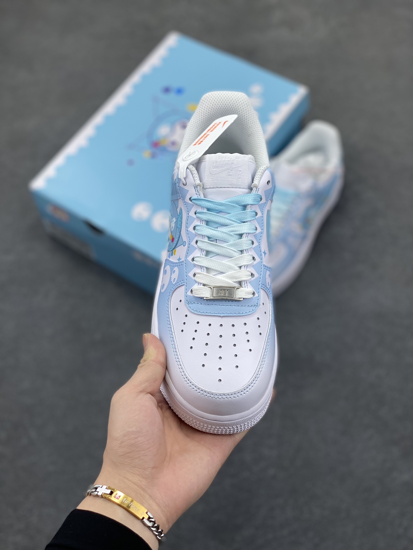 图片[2]-超限量联名  Doraemon×Nike Air Force 1 Low小巫女联名款 骷髅头空军一号 渐变白天蓝 低帮休闲板鞋 定制皮料 纯正空军板型 原装定制鞋盒 原楦头原纸板 内置全掌气垫 货号：CW2288-111 尺码：36 36.5 37.5 38 38.5 39 40 40.5 41 42 42.5 43 44 44.5 45-选品中心