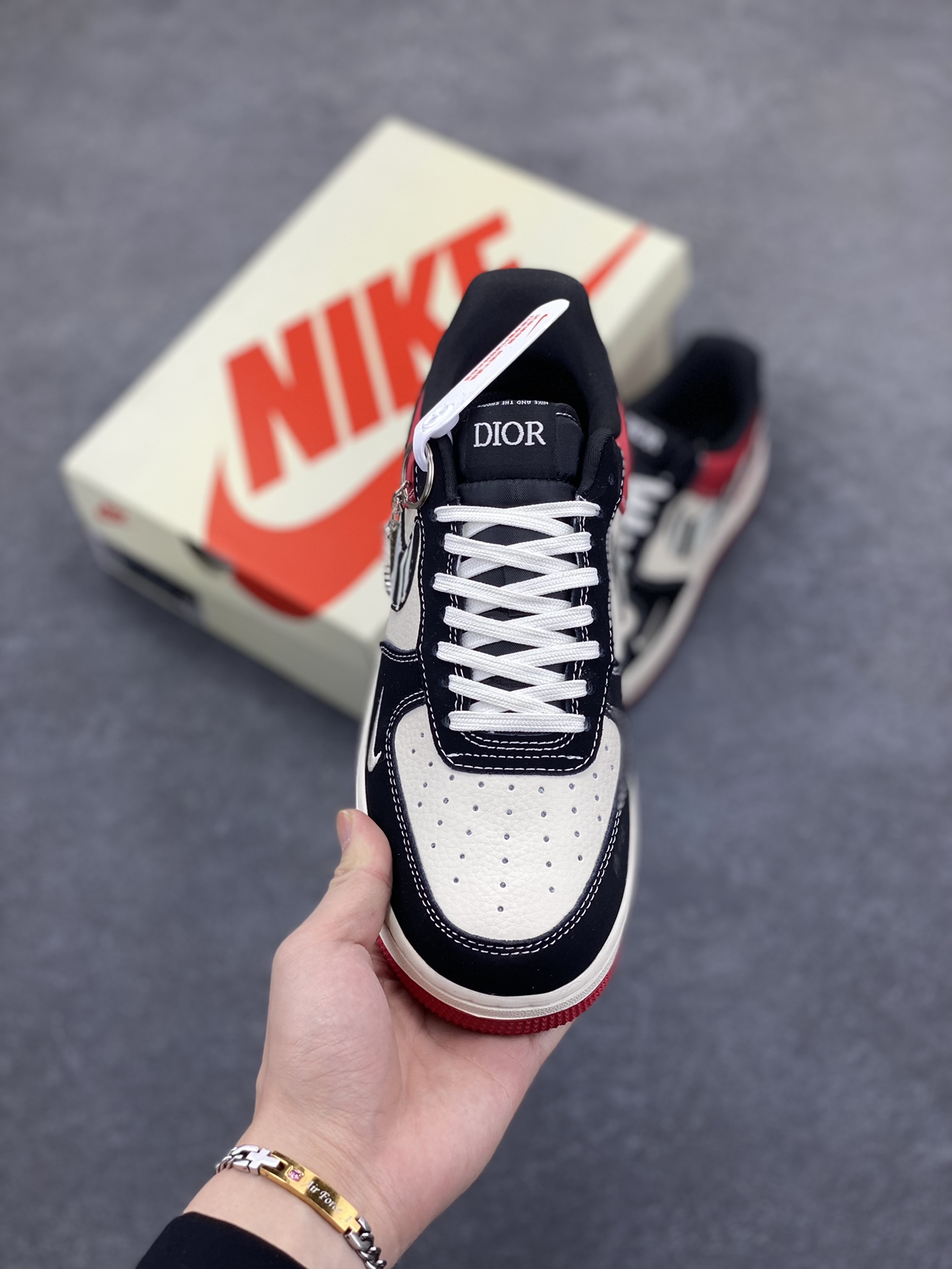 图片[2]-NIke Air Force 1 \’07 Low “迪奥联名——红黑斑马纹”空军一号 低帮 运动鞋 休闲鞋 折边针车 工艺难度大 原楦头原纸板 原装鞋盒 定制五金配件 内置全掌气垫 原厂鞋底 货号：KK1988-066 尺码：36 36.5 37.5 38 38.5 39 40 40.5 41 42 42.5 43 44 44.5 45-选品中心