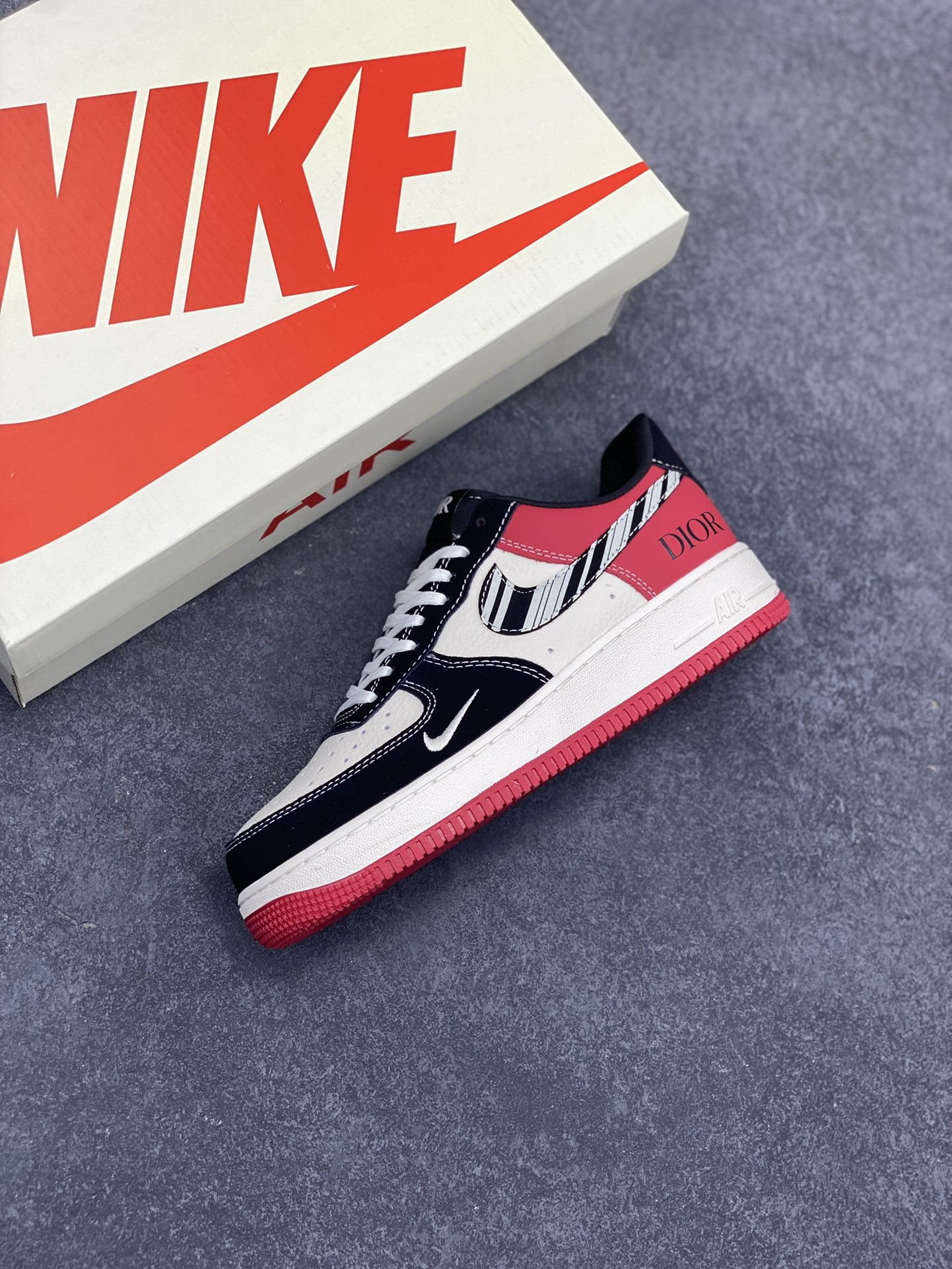 图片[7]-NIke Air Force 1 \’07 Low “迪奥联名——红黑斑马纹”空军一号 低帮 运动鞋 休闲鞋 折边针车 工艺难度大 原楦头原纸板 原装鞋盒 定制五金配件 内置全掌气垫 原厂鞋底 货号：KK1988-066 尺码：36 36.5 37.5 38 38.5 39 40 40.5 41 42 42.5 43 44 44.5 45-选品中心