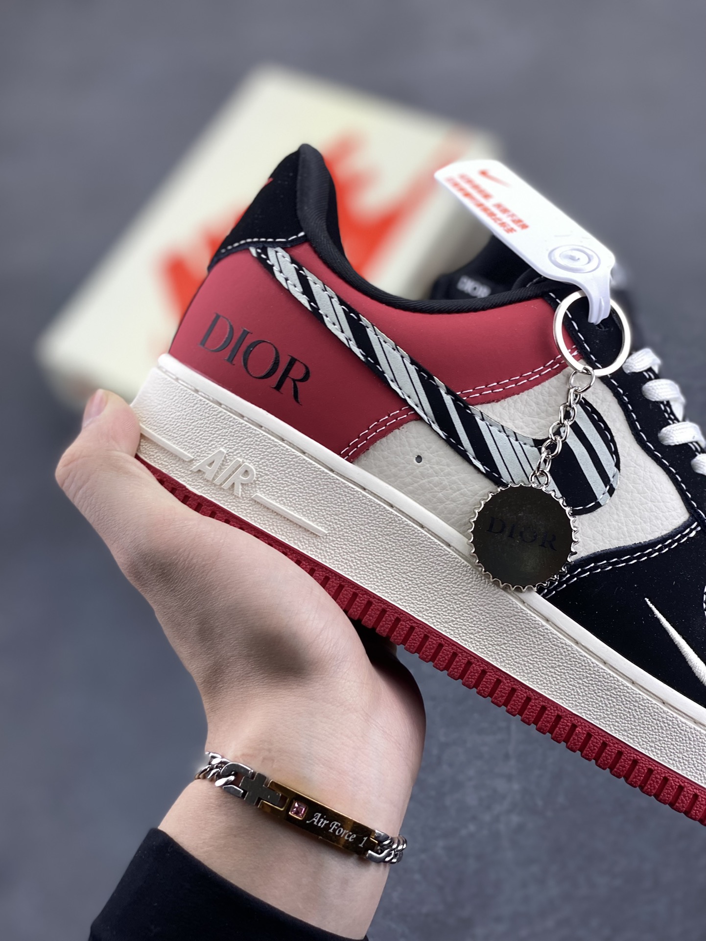 图片[6]-NIke Air Force 1 \’07 Low “迪奥联名——红黑斑马纹”空军一号 低帮 运动鞋 休闲鞋 折边针车 工艺难度大 原楦头原纸板 原装鞋盒 定制五金配件 内置全掌气垫 原厂鞋底 货号：KK1988-066 尺码：36 36.5 37.5 38 38.5 39 40 40.5 41 42 42.5 43 44 44.5 45-选品中心