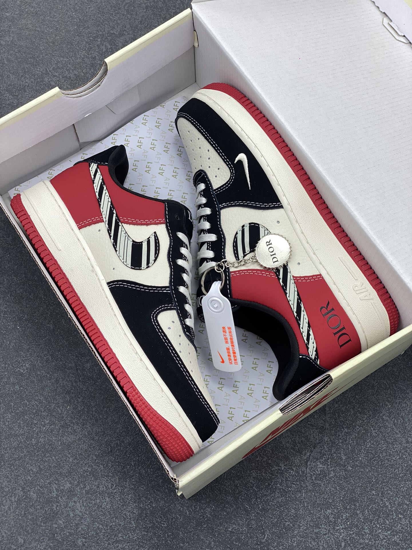 图片[9]-NIke Air Force 1 \’07 Low “迪奥联名——红黑斑马纹”空军一号 低帮 运动鞋 休闲鞋 折边针车 工艺难度大 原楦头原纸板 原装鞋盒 定制五金配件 内置全掌气垫 原厂鞋底 货号：KK1988-066 尺码：36 36.5 37.5 38 38.5 39 40 40.5 41 42 42.5 43 44 44.5 45-选品中心