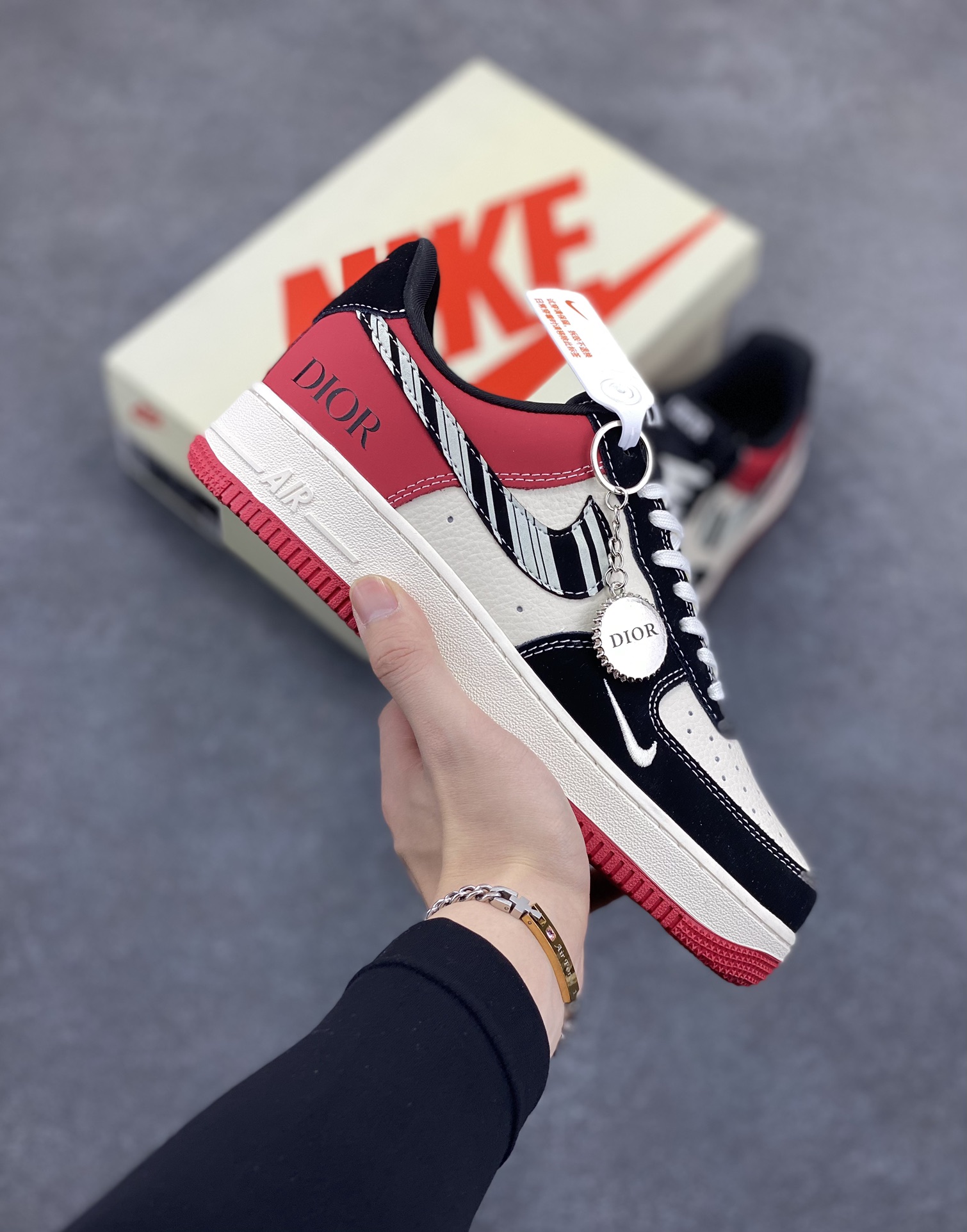 NIke Air Force 1 \'07 Low “迪奥联名——红黑斑马纹”空军一号 低帮 运动鞋 休闲鞋 折边针车 工艺难度大 原楦头原纸板 原装鞋盒 定制五金配件 内置全掌气垫 原厂鞋底 货号：KK1988-066 尺码：36 36.5 37.5 38 38.5 39 40 40.5 41 42 42.5 43 44 44.5 45-选品中心