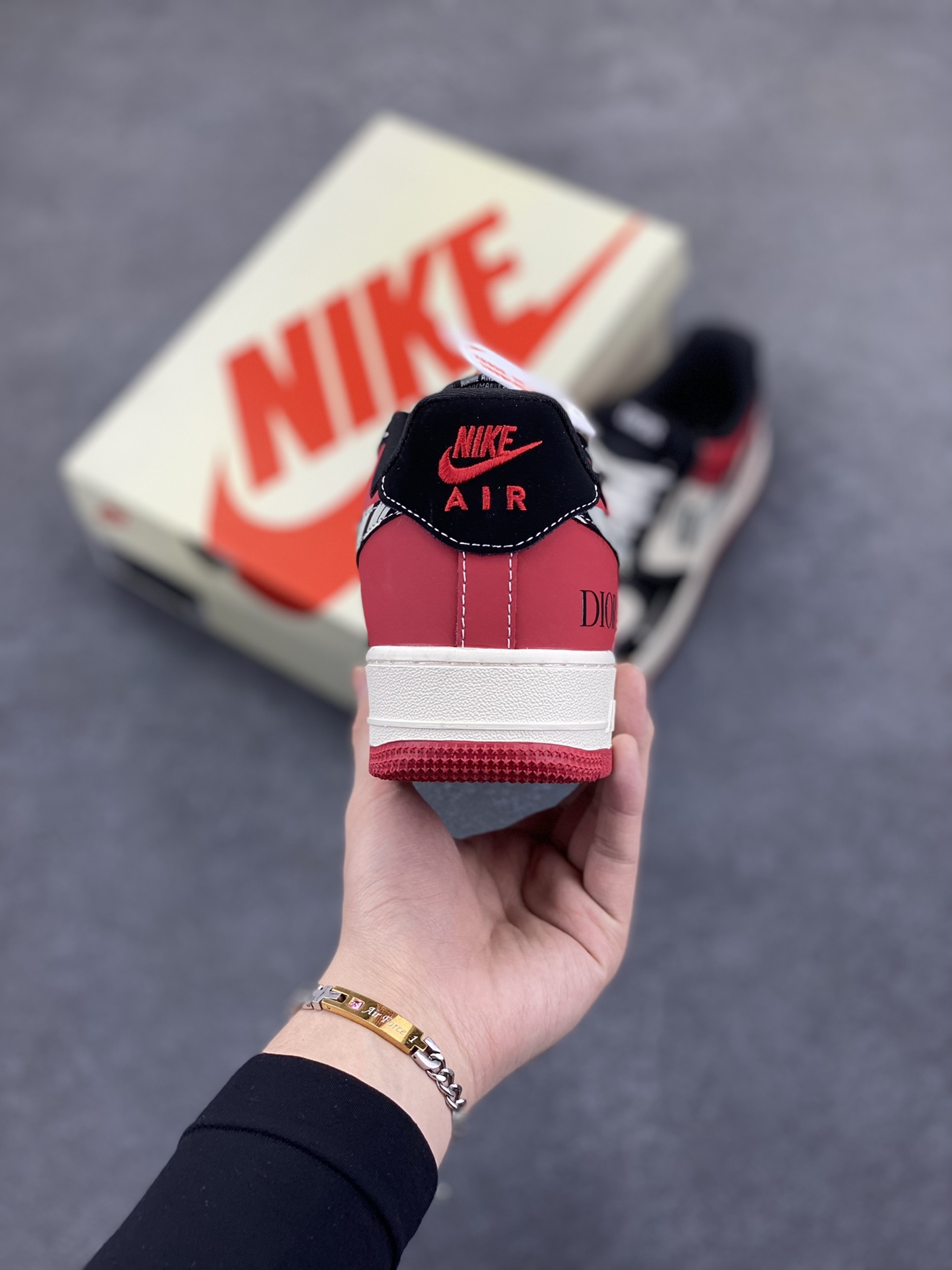 图片[4]-NIke Air Force 1 \’07 Low “迪奥联名——红黑斑马纹”空军一号 低帮 运动鞋 休闲鞋 折边针车 工艺难度大 原楦头原纸板 原装鞋盒 定制五金配件 内置全掌气垫 原厂鞋底 货号：KK1988-066 尺码：36 36.5 37.5 38 38.5 39 40 40.5 41 42 42.5 43 44 44.5 45-选品中心