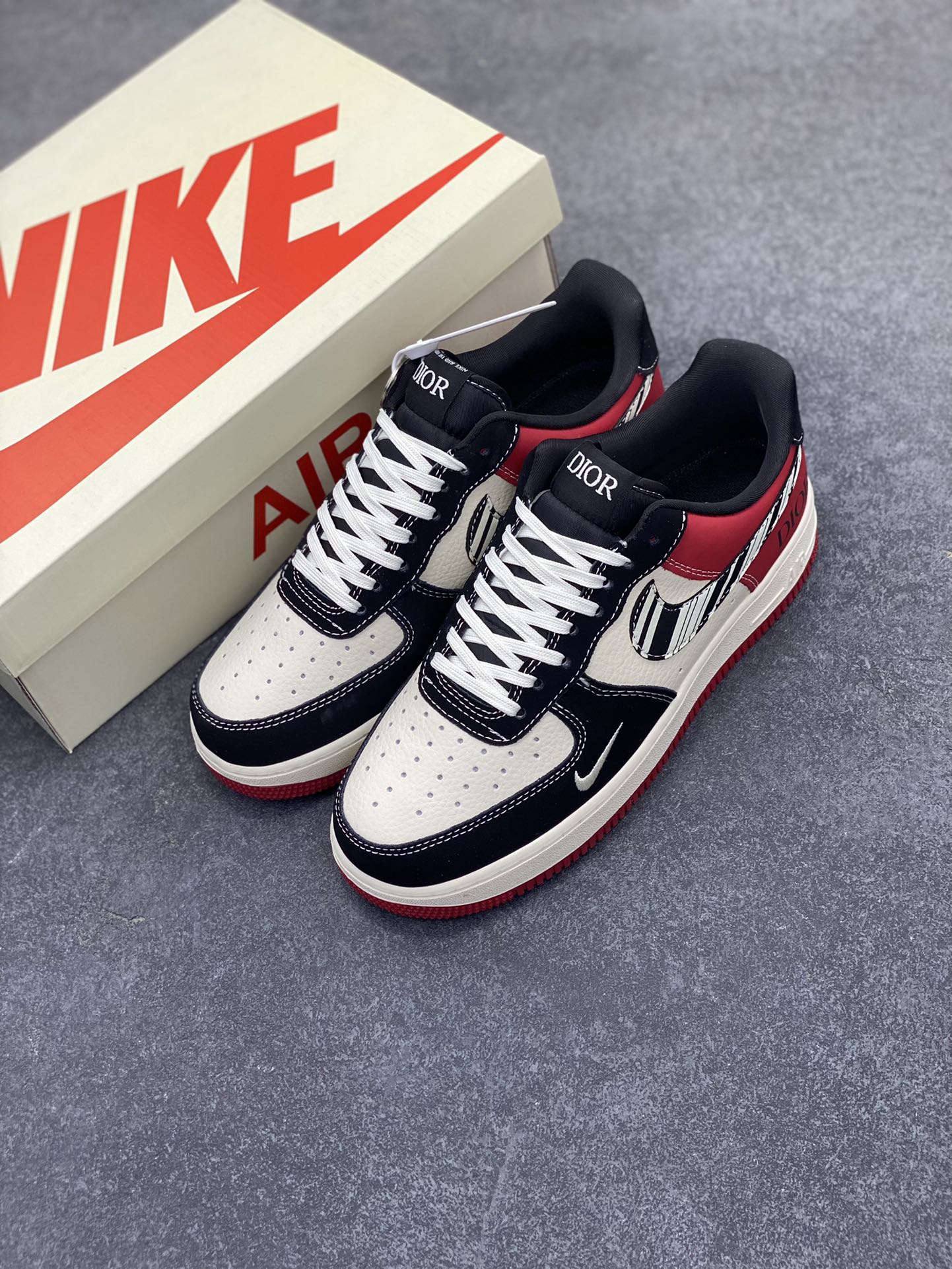 图片[8]-NIke Air Force 1 \’07 Low “迪奥联名——红黑斑马纹”空军一号 低帮 运动鞋 休闲鞋 折边针车 工艺难度大 原楦头原纸板 原装鞋盒 定制五金配件 内置全掌气垫 原厂鞋底 货号：KK1988-066 尺码：36 36.5 37.5 38 38.5 39 40 40.5 41 42 42.5 43 44 44.5 45-选品中心