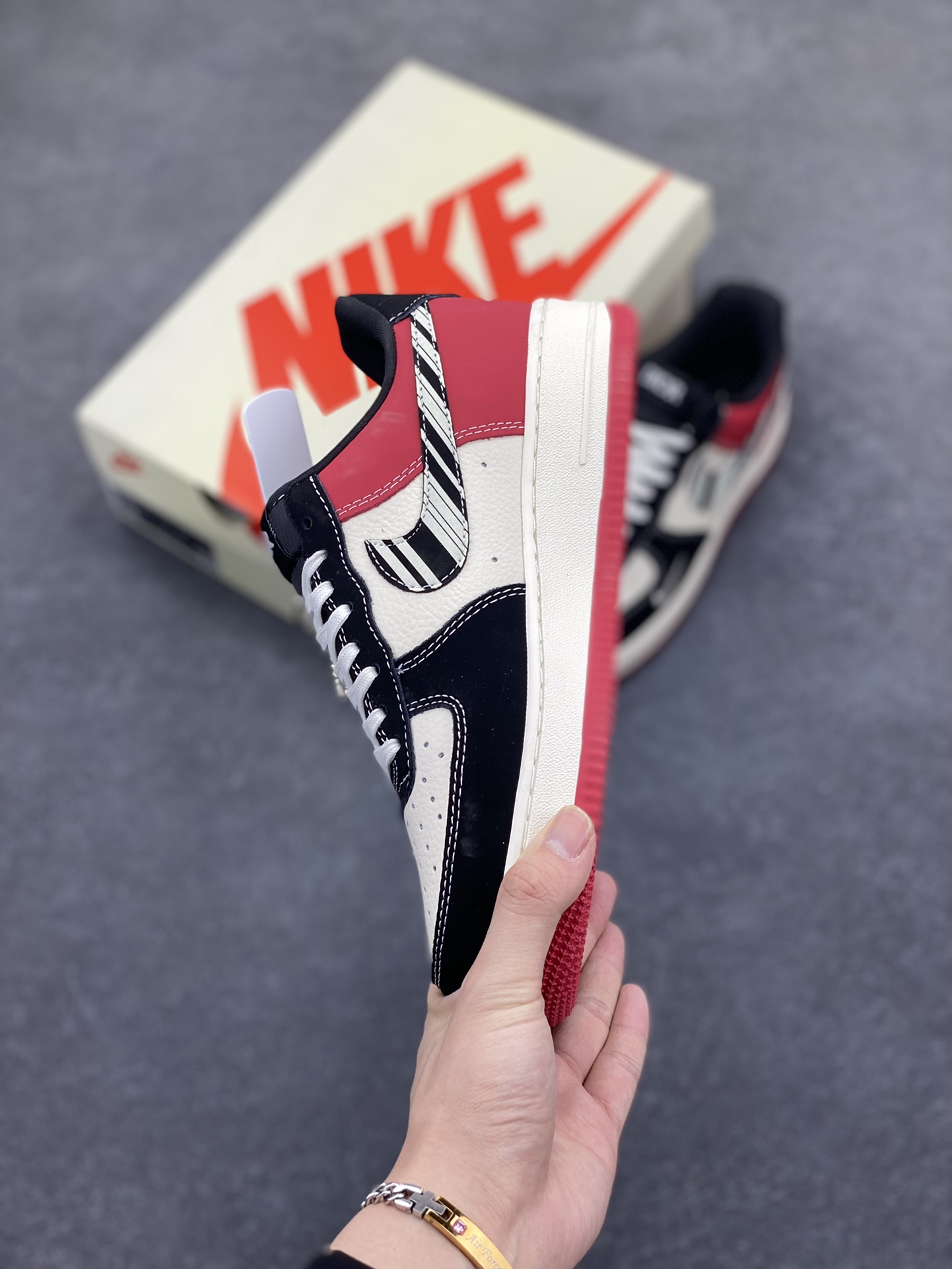 图片[3]-NIke Air Force 1 \’07 Low “迪奥联名——红黑斑马纹”空军一号 低帮 运动鞋 休闲鞋 折边针车 工艺难度大 原楦头原纸板 原装鞋盒 定制五金配件 内置全掌气垫 原厂鞋底 货号：KK1988-066 尺码：36 36.5 37.5 38 38.5 39 40 40.5 41 42 42.5 43 44 44.5 45-选品中心