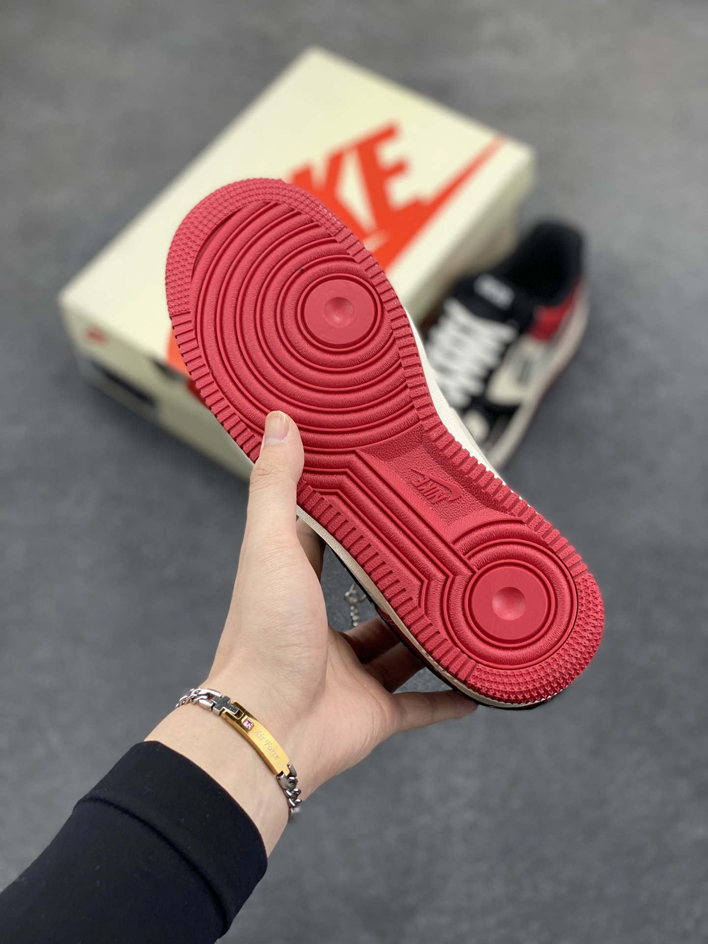 图片[5]-NIke Air Force 1 \’07 Low “迪奥联名——红黑斑马纹”空军一号 低帮 运动鞋 休闲鞋 折边针车 工艺难度大 原楦头原纸板 原装鞋盒 定制五金配件 内置全掌气垫 原厂鞋底 货号：KK1988-066 尺码：36 36.5 37.5 38 38.5 39 40 40.5 41 42 42.5 43 44 44.5 45-选品中心