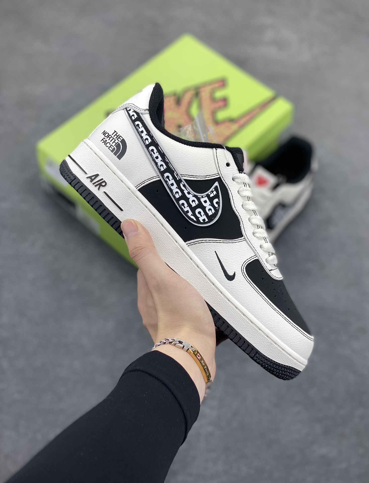 高端定制Nike Air Force 1 \'07 Low 北面联名——— 奶白黑钩CDG 高端定制 低帮休闲板鞋 定制鞋盒 大厂纯原品质出货 超高清洁度 皮料切割干净无任何毛边 细节完美 货号：KY8899-110 尺码：36 36.5 37.5 38 38.5 39 40 40.5 41 42 42.5 43 44 44.5 45-选品中心