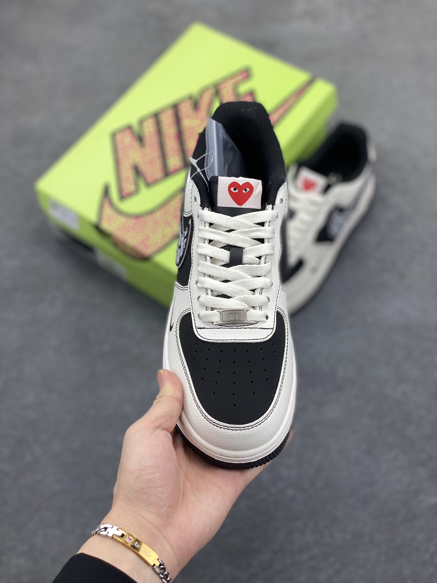 图片[2]-高端定制Nike Air Force 1 \’07 Low 北面联名——— 奶白黑钩CDG 高端定制 低帮休闲板鞋 定制鞋盒 大厂纯原品质出货 超高清洁度 皮料切割干净无任何毛边 细节完美 货号：KY8899-110 尺码：36 36.5 37.5 38 38.5 39 40 40.5 41 42 42.5 43 44 44.5 45-选品中心