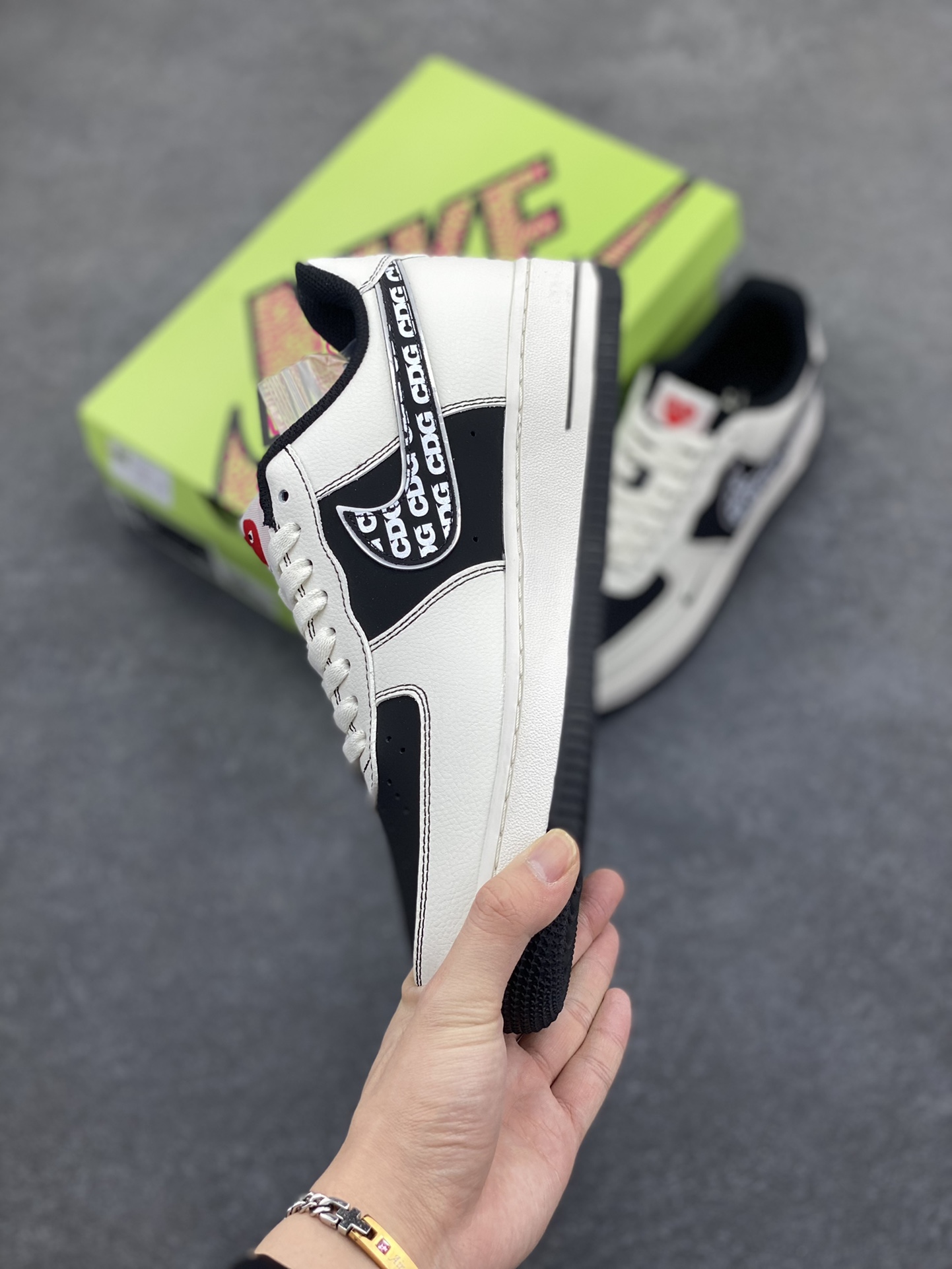 图片[3]-高端定制Nike Air Force 1 \’07 Low 北面联名——— 奶白黑钩CDG 高端定制 低帮休闲板鞋 定制鞋盒 大厂纯原品质出货 超高清洁度 皮料切割干净无任何毛边 细节完美 货号：KY8899-110 尺码：36 36.5 37.5 38 38.5 39 40 40.5 41 42 42.5 43 44 44.5 45-选品中心