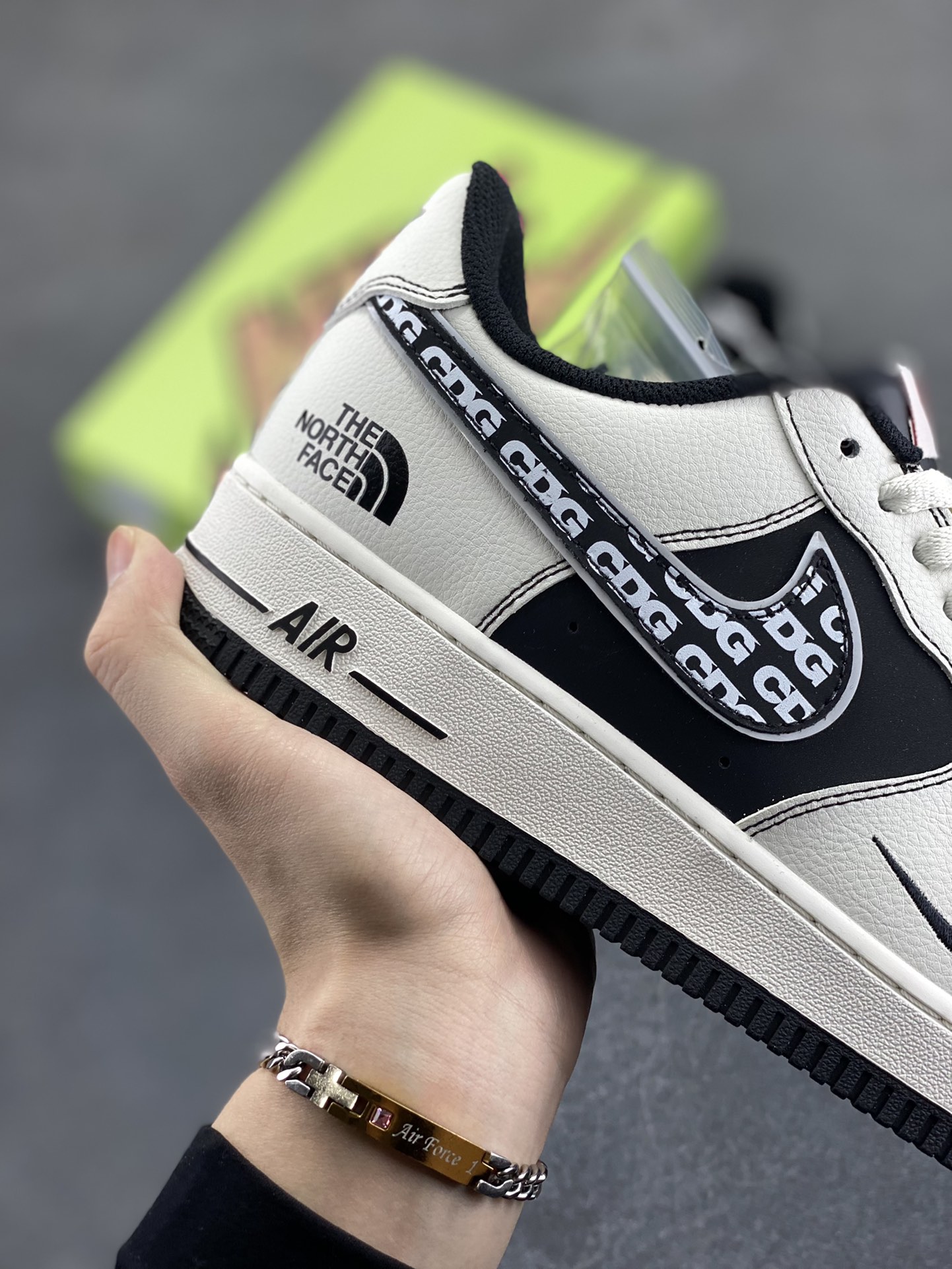 图片[6]-高端定制Nike Air Force 1 \’07 Low 北面联名——— 奶白黑钩CDG 高端定制 低帮休闲板鞋 定制鞋盒 大厂纯原品质出货 超高清洁度 皮料切割干净无任何毛边 细节完美 货号：KY8899-110 尺码：36 36.5 37.5 38 38.5 39 40 40.5 41 42 42.5 43 44 44.5 45-选品中心