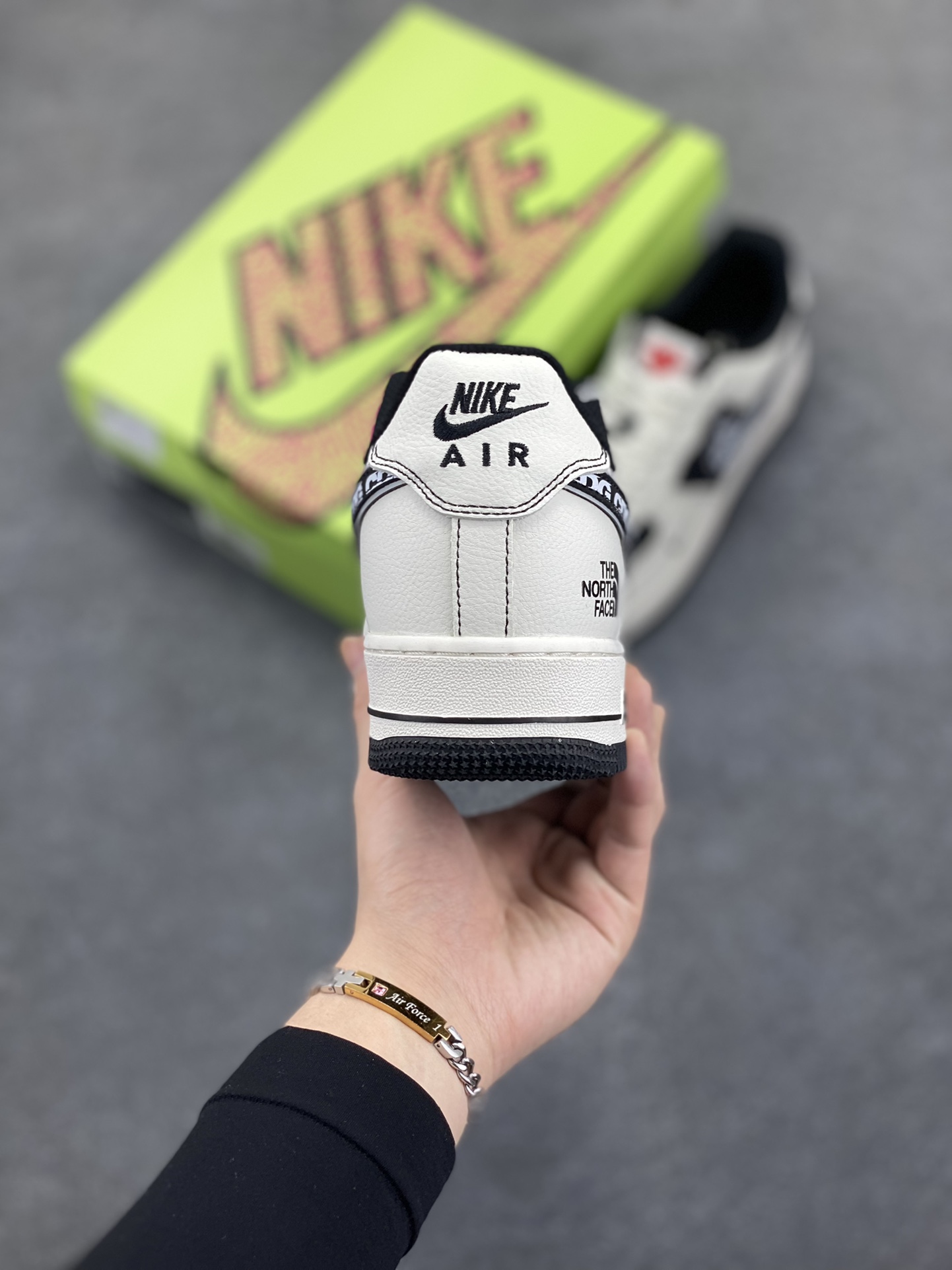 图片[4]-高端定制Nike Air Force 1 \’07 Low 北面联名——— 奶白黑钩CDG 高端定制 低帮休闲板鞋 定制鞋盒 大厂纯原品质出货 超高清洁度 皮料切割干净无任何毛边 细节完美 货号：KY8899-110 尺码：36 36.5 37.5 38 38.5 39 40 40.5 41 42 42.5 43 44 44.5 45-选品中心
