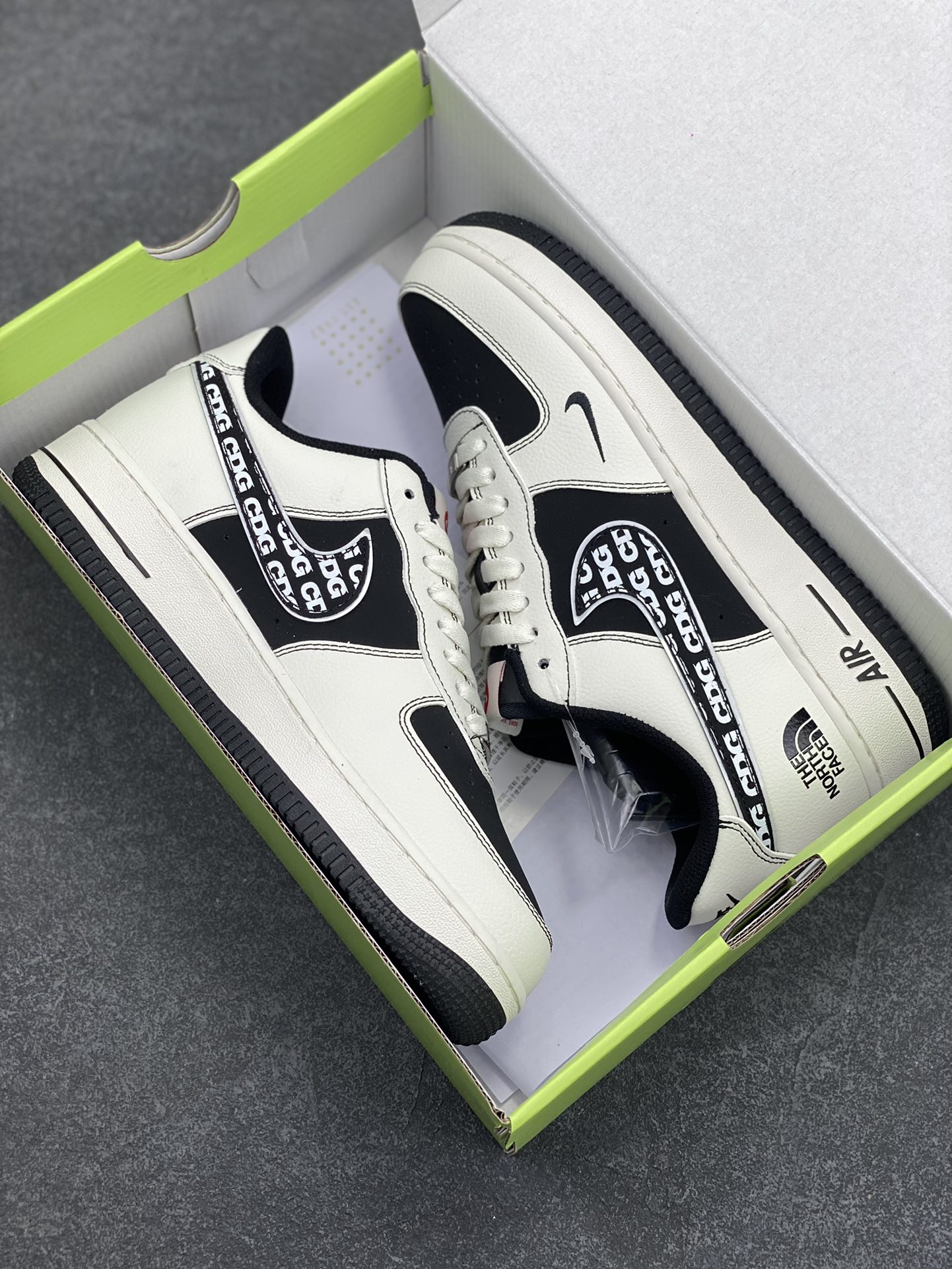 图片[9]-高端定制Nike Air Force 1 \’07 Low 北面联名——— 奶白黑钩CDG 高端定制 低帮休闲板鞋 定制鞋盒 大厂纯原品质出货 超高清洁度 皮料切割干净无任何毛边 细节完美 货号：KY8899-110 尺码：36 36.5 37.5 38 38.5 39 40 40.5 41 42 42.5 43 44 44.5 45-选品中心