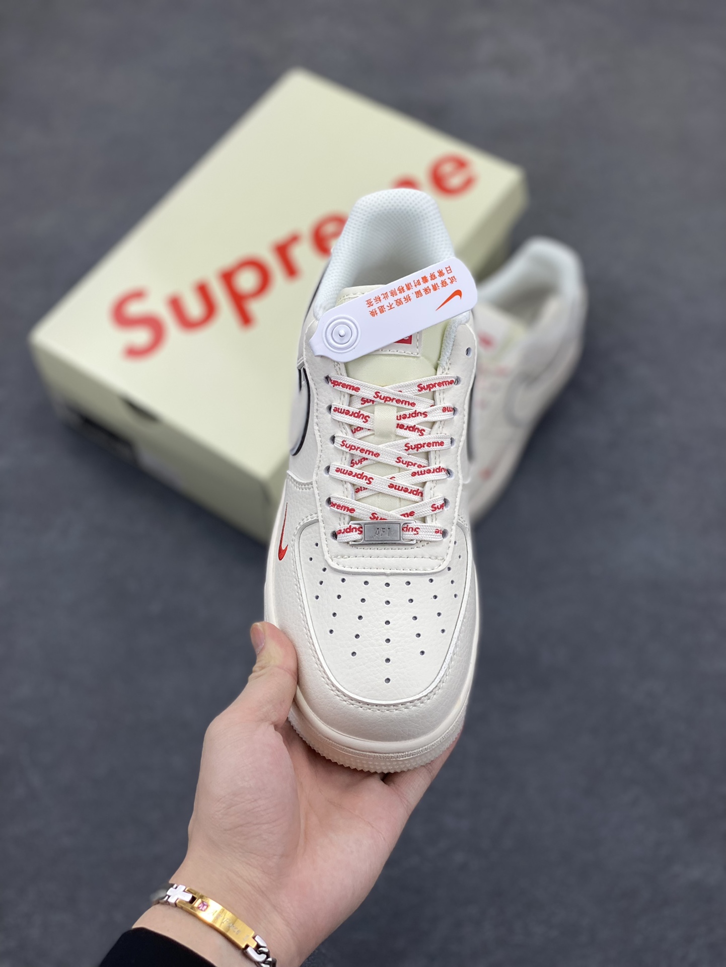 图片[2]-NIke Air Force 1 \’07 Low “Supreme联名——米白水晶”空军一号 低帮 运动鞋 休闲鞋 折边针车 工艺难度大 原楦头原纸板 原装鞋盒 定制五金配件 内置全掌气垫 原厂鞋底 货号：XZ6188-715 尺码：36 36.5 37.5 38 38.5 39 40 40.5 41 42 42.5 43 44 44.5 45-选品中心