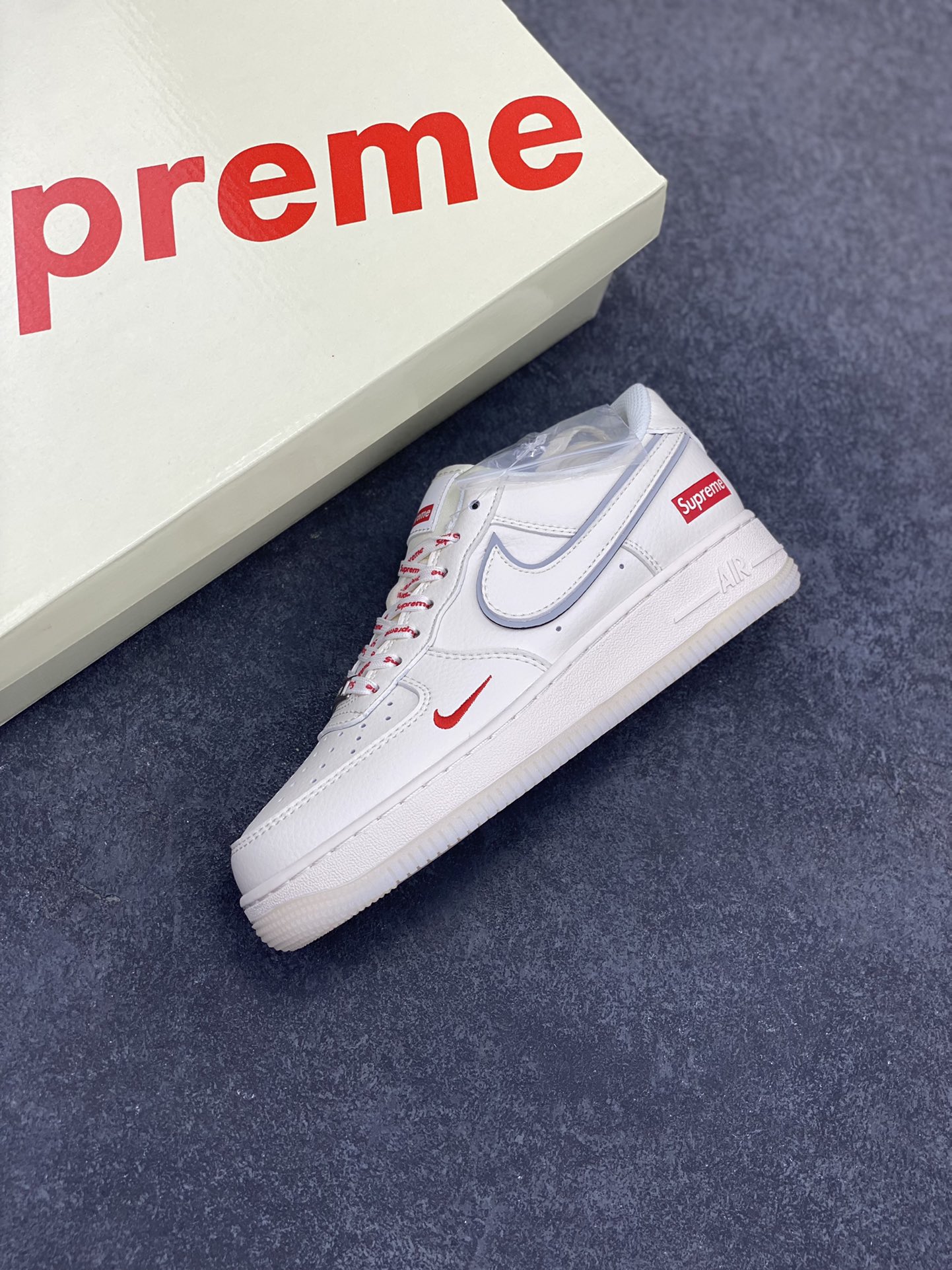 图片[7]-NIke Air Force 1 \’07 Low “Supreme联名——米白水晶”空军一号 低帮 运动鞋 休闲鞋 折边针车 工艺难度大 原楦头原纸板 原装鞋盒 定制五金配件 内置全掌气垫 原厂鞋底 货号：XZ6188-715 尺码：36 36.5 37.5 38 38.5 39 40 40.5 41 42 42.5 43 44 44.5 45-选品中心