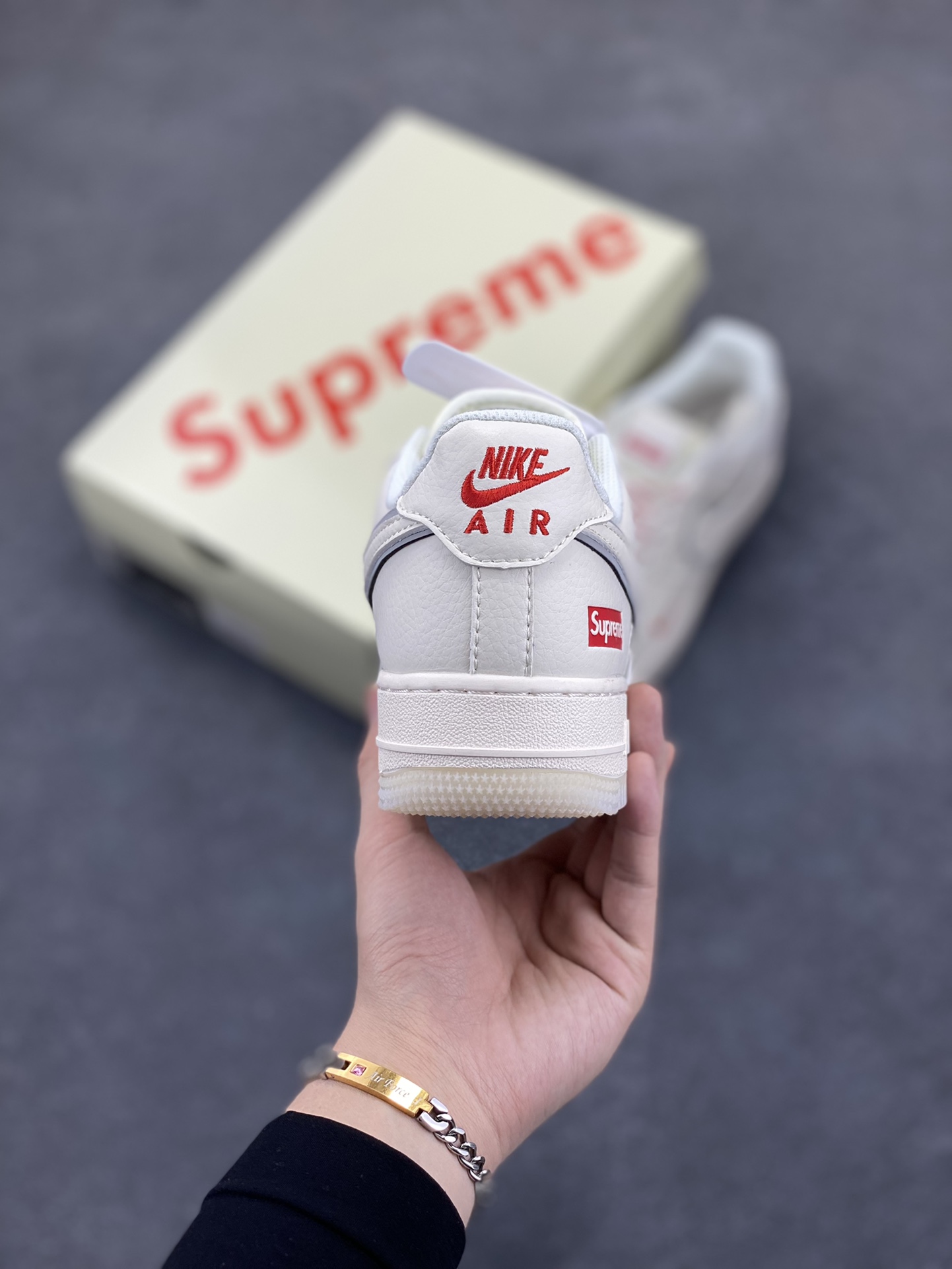 图片[4]-NIke Air Force 1 \’07 Low “Supreme联名——米白水晶”空军一号 低帮 运动鞋 休闲鞋 折边针车 工艺难度大 原楦头原纸板 原装鞋盒 定制五金配件 内置全掌气垫 原厂鞋底 货号：XZ6188-715 尺码：36 36.5 37.5 38 38.5 39 40 40.5 41 42 42.5 43 44 44.5 45-选品中心