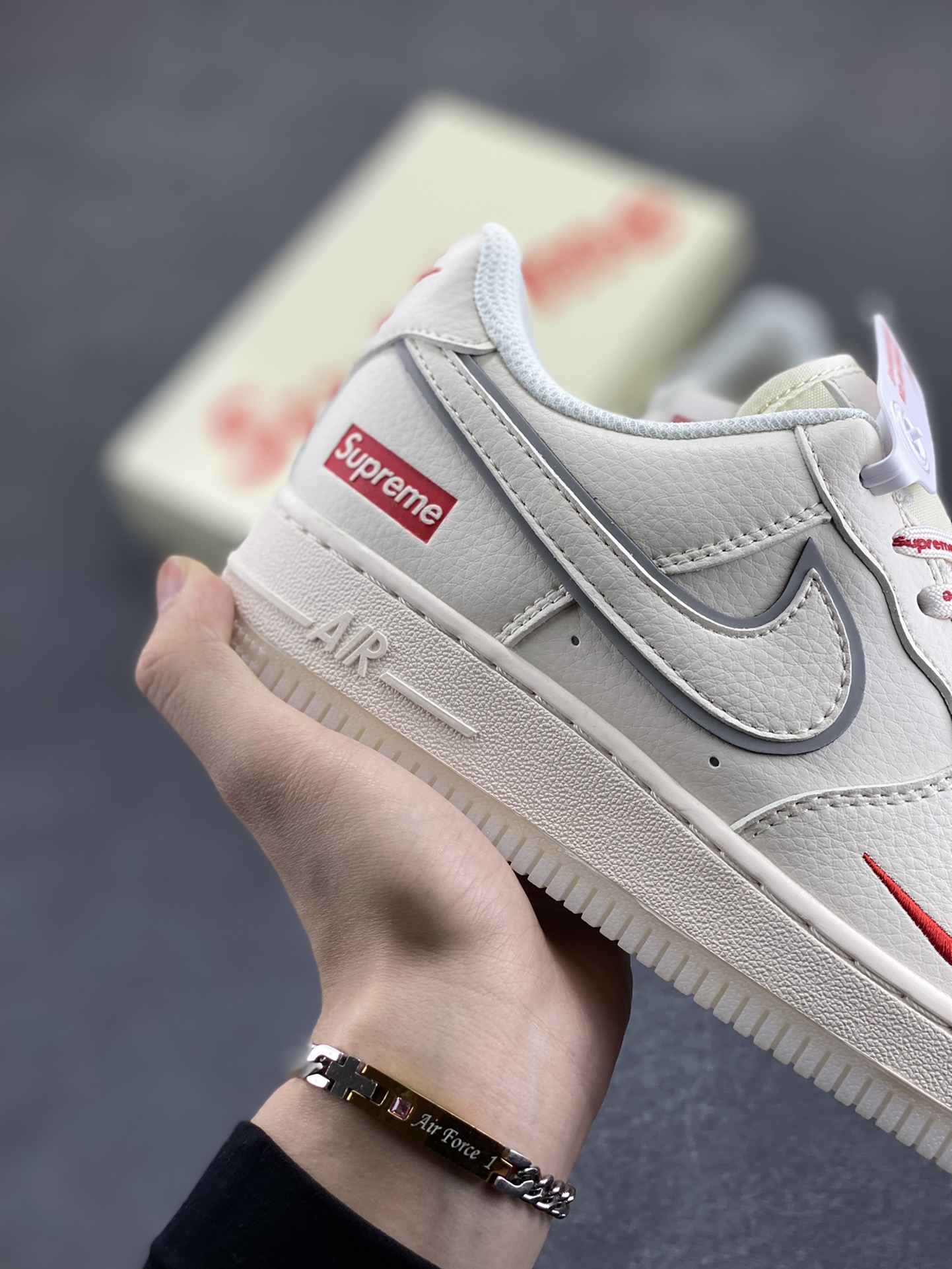 图片[6]-NIke Air Force 1 \’07 Low “Supreme联名——米白水晶”空军一号 低帮 运动鞋 休闲鞋 折边针车 工艺难度大 原楦头原纸板 原装鞋盒 定制五金配件 内置全掌气垫 原厂鞋底 货号：XZ6188-715 尺码：36 36.5 37.5 38 38.5 39 40 40.5 41 42 42.5 43 44 44.5 45-选品中心