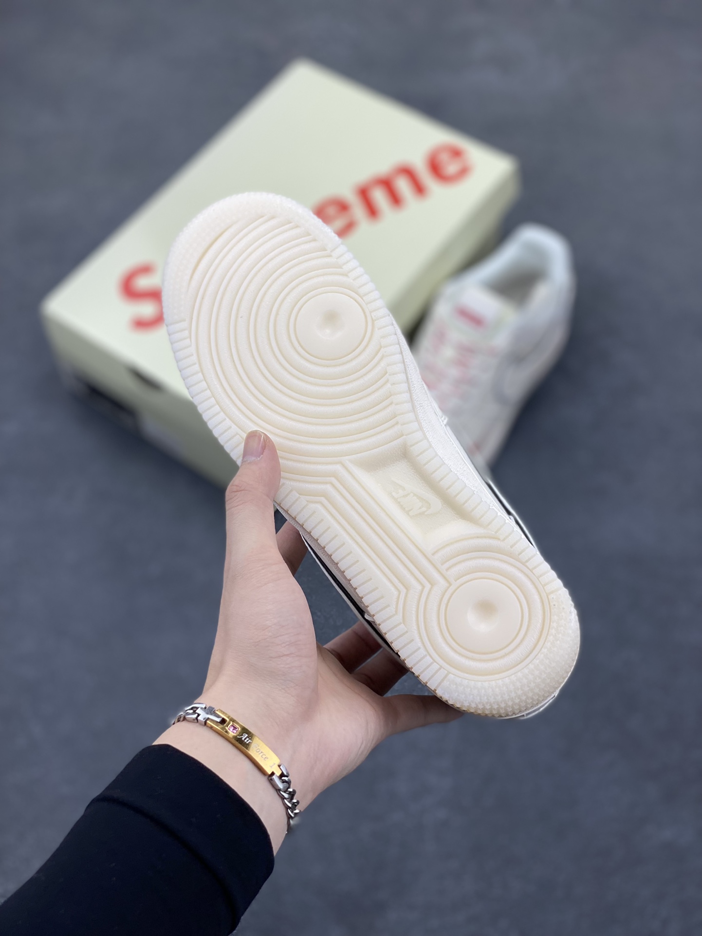 图片[5]-NIke Air Force 1 \’07 Low “Supreme联名——米白水晶”空军一号 低帮 运动鞋 休闲鞋 折边针车 工艺难度大 原楦头原纸板 原装鞋盒 定制五金配件 内置全掌气垫 原厂鞋底 货号：XZ6188-715 尺码：36 36.5 37.5 38 38.5 39 40 40.5 41 42 42.5 43 44 44.5 45-选品中心