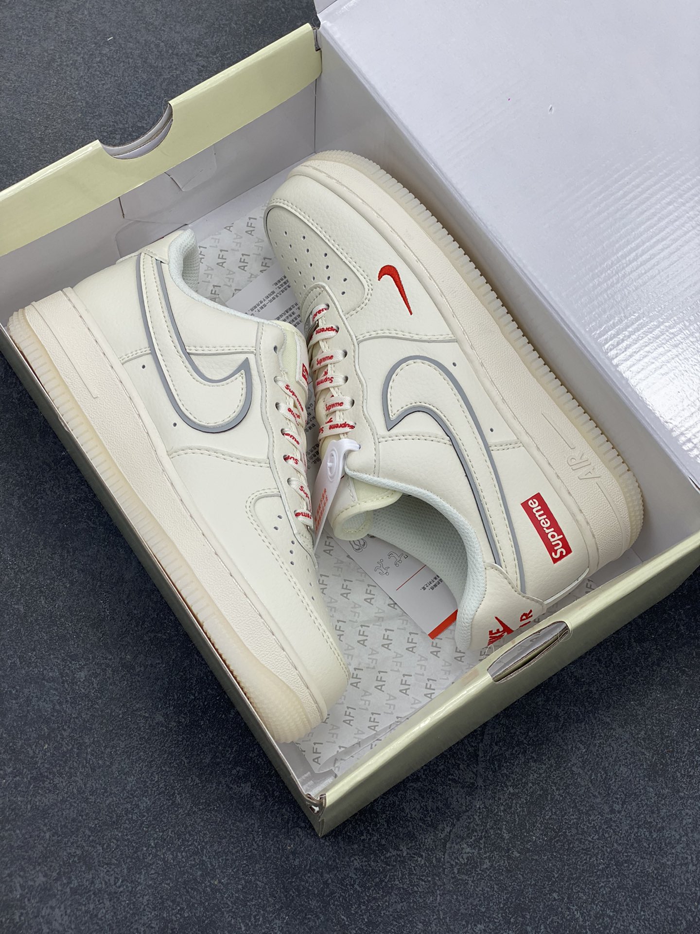 图片[9]-NIke Air Force 1 \’07 Low “Supreme联名——米白水晶”空军一号 低帮 运动鞋 休闲鞋 折边针车 工艺难度大 原楦头原纸板 原装鞋盒 定制五金配件 内置全掌气垫 原厂鞋底 货号：XZ6188-715 尺码：36 36.5 37.5 38 38.5 39 40 40.5 41 42 42.5 43 44 44.5 45-选品中心