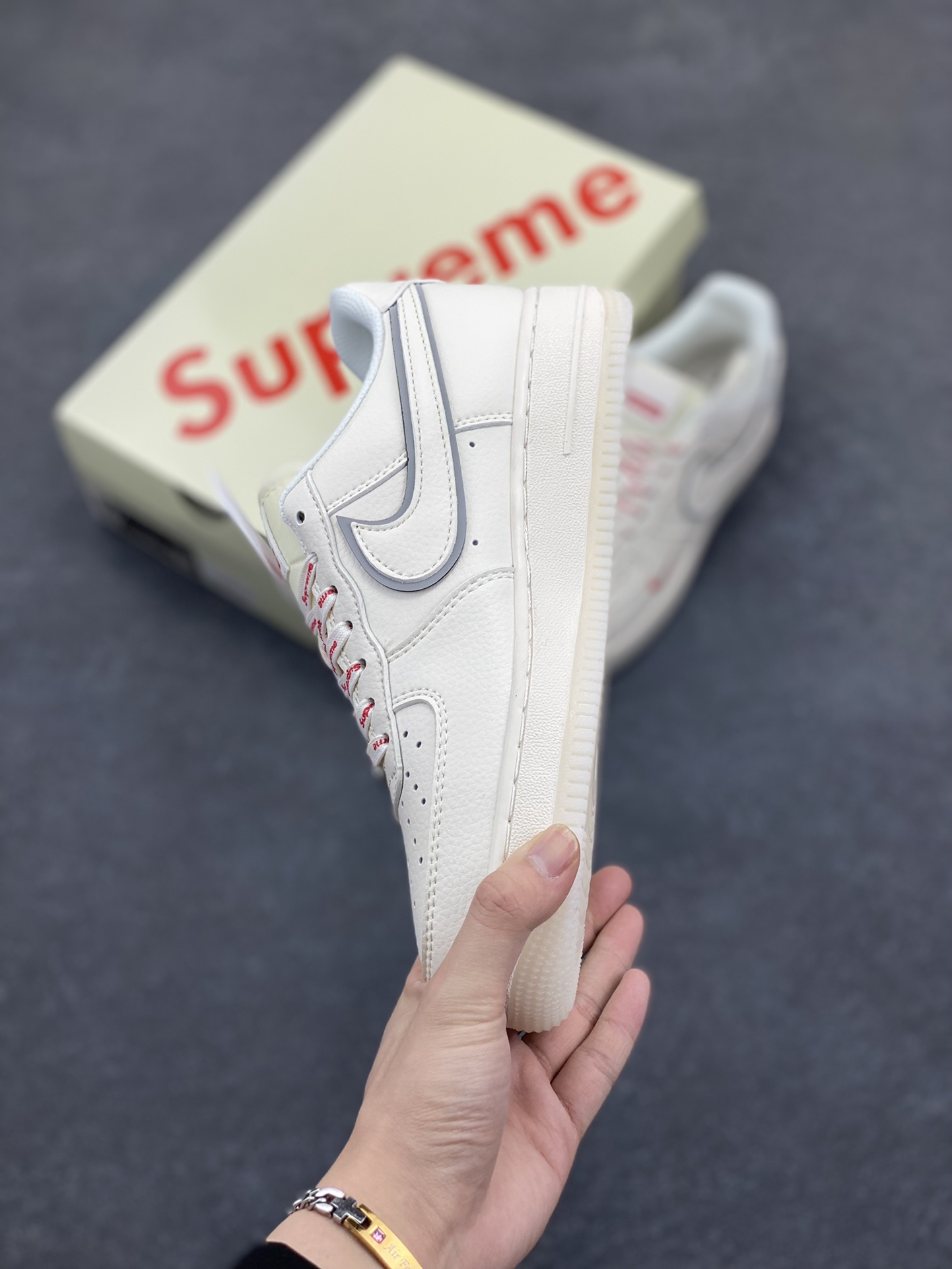 图片[3]-NIke Air Force 1 \’07 Low “Supreme联名——米白水晶”空军一号 低帮 运动鞋 休闲鞋 折边针车 工艺难度大 原楦头原纸板 原装鞋盒 定制五金配件 内置全掌气垫 原厂鞋底 货号：XZ6188-715 尺码：36 36.5 37.5 38 38.5 39 40 40.5 41 42 42.5 43 44 44.5 45-选品中心