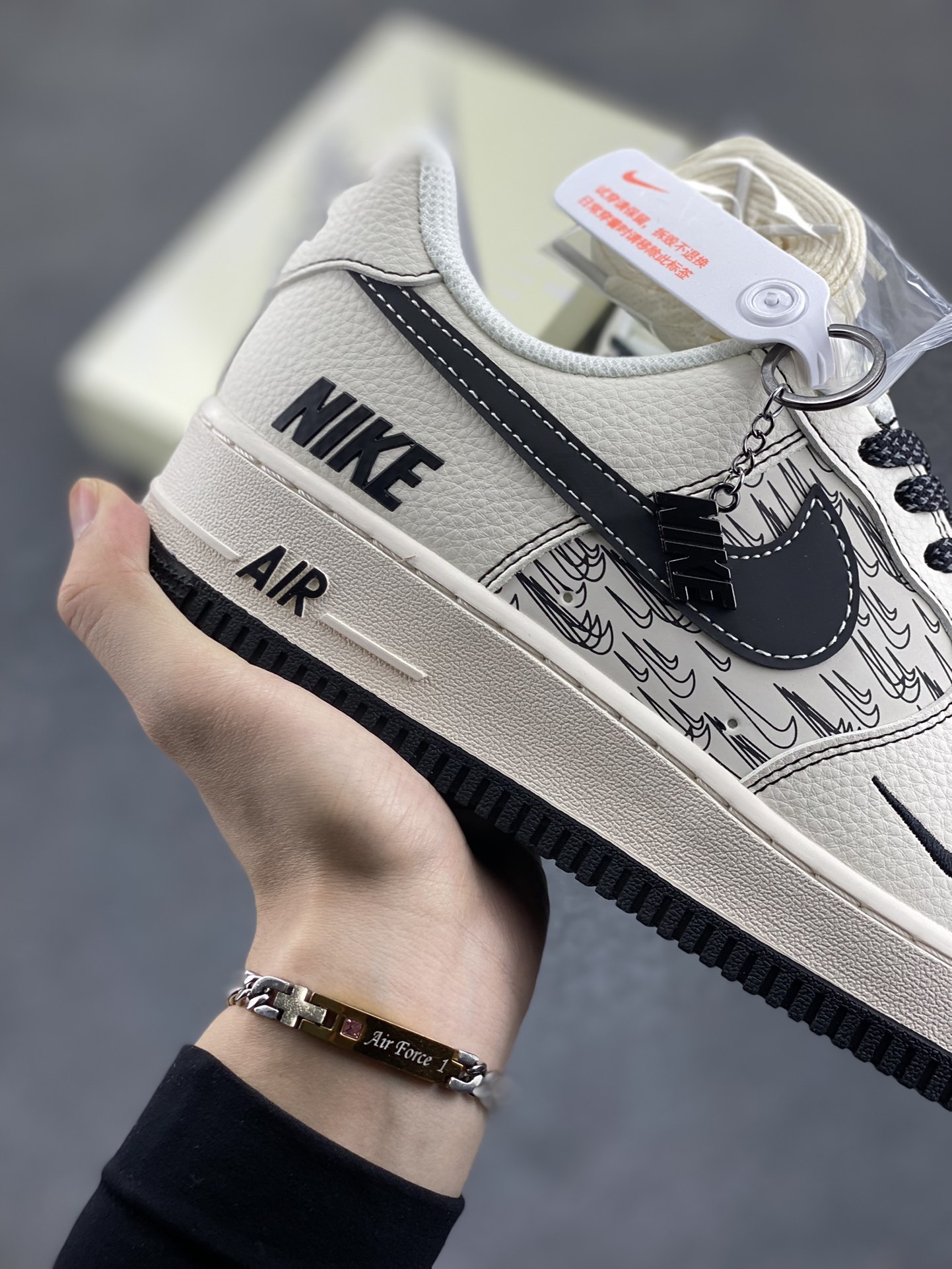 图片[6]-NIke Air Force 1 \’07 Low “NIKE联名——米黑多重勾”空军一号 低帮 运动鞋 休闲鞋 折边针车 工艺难度大 原楦头原纸板 原装鞋盒 定制五金配件 内置全掌气垫 原厂鞋底 货号：HH7518-068 尺码：36 36.5 37.5 38 38.5 39 40 40.5 41 42 42.5 43 44 44.5 45-选品中心
