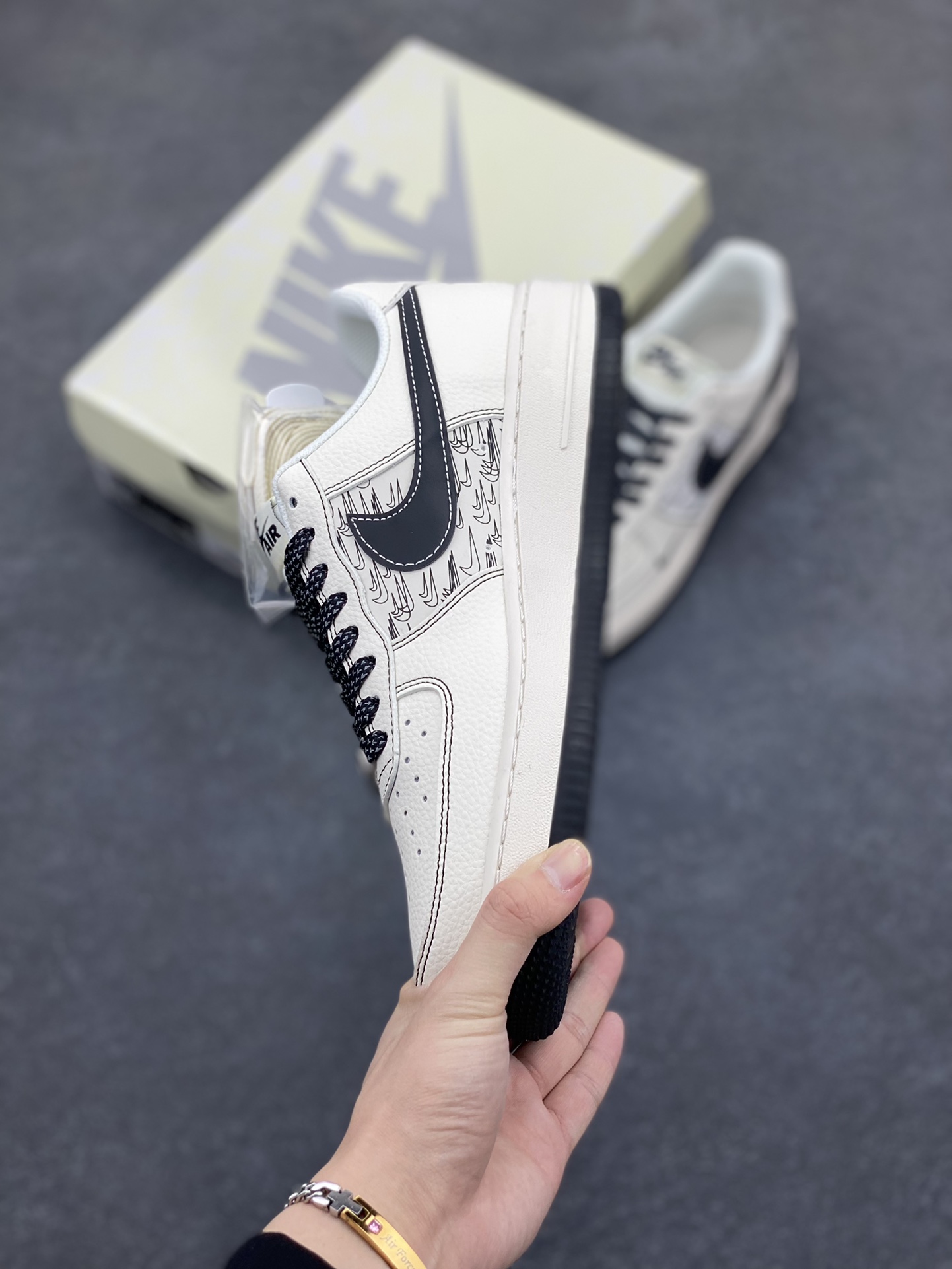 图片[3]-NIke Air Force 1 \’07 Low “NIKE联名——米黑多重勾”空军一号 低帮 运动鞋 休闲鞋 折边针车 工艺难度大 原楦头原纸板 原装鞋盒 定制五金配件 内置全掌气垫 原厂鞋底 货号：HH7518-068 尺码：36 36.5 37.5 38 38.5 39 40 40.5 41 42 42.5 43 44 44.5 45-选品中心