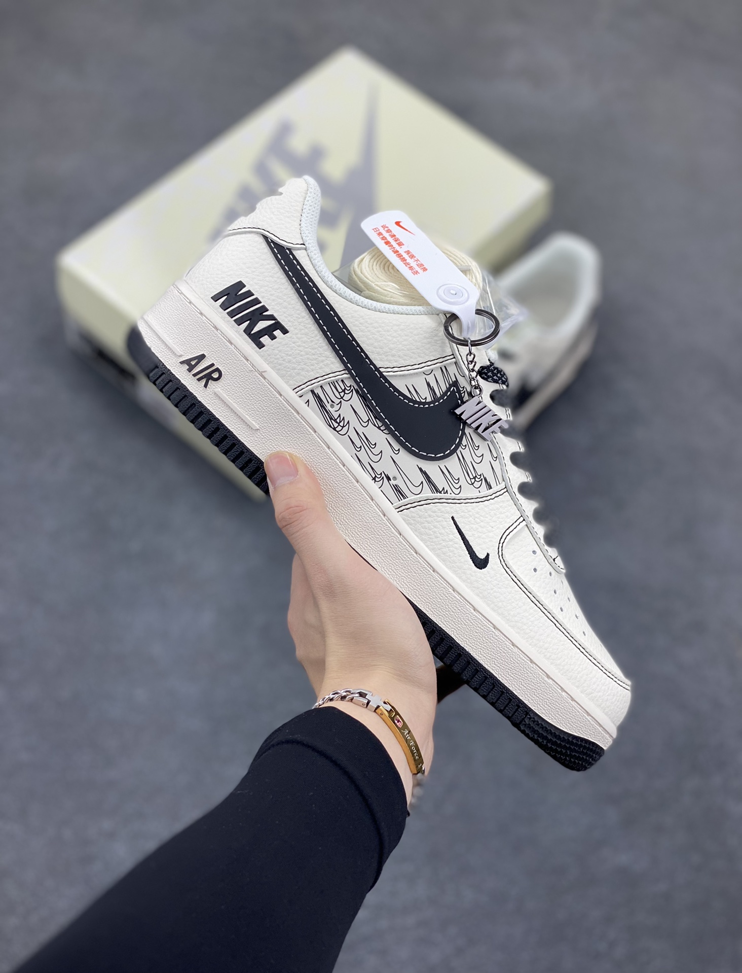 NIke Air Force 1 \’07 Low “NIKE联名——米黑多重勾”空军一号 低帮 运动鞋 休闲鞋 折边针车 工艺难度大 原楦头原纸板 原装鞋盒 定制五金配件 内置全掌气垫 原厂鞋底 货号:HH7518-068 尺码:36 36.5 37.5 38 38.5 39 40 40.5 41 42 42.5 43 44 44.5 45-选品中心